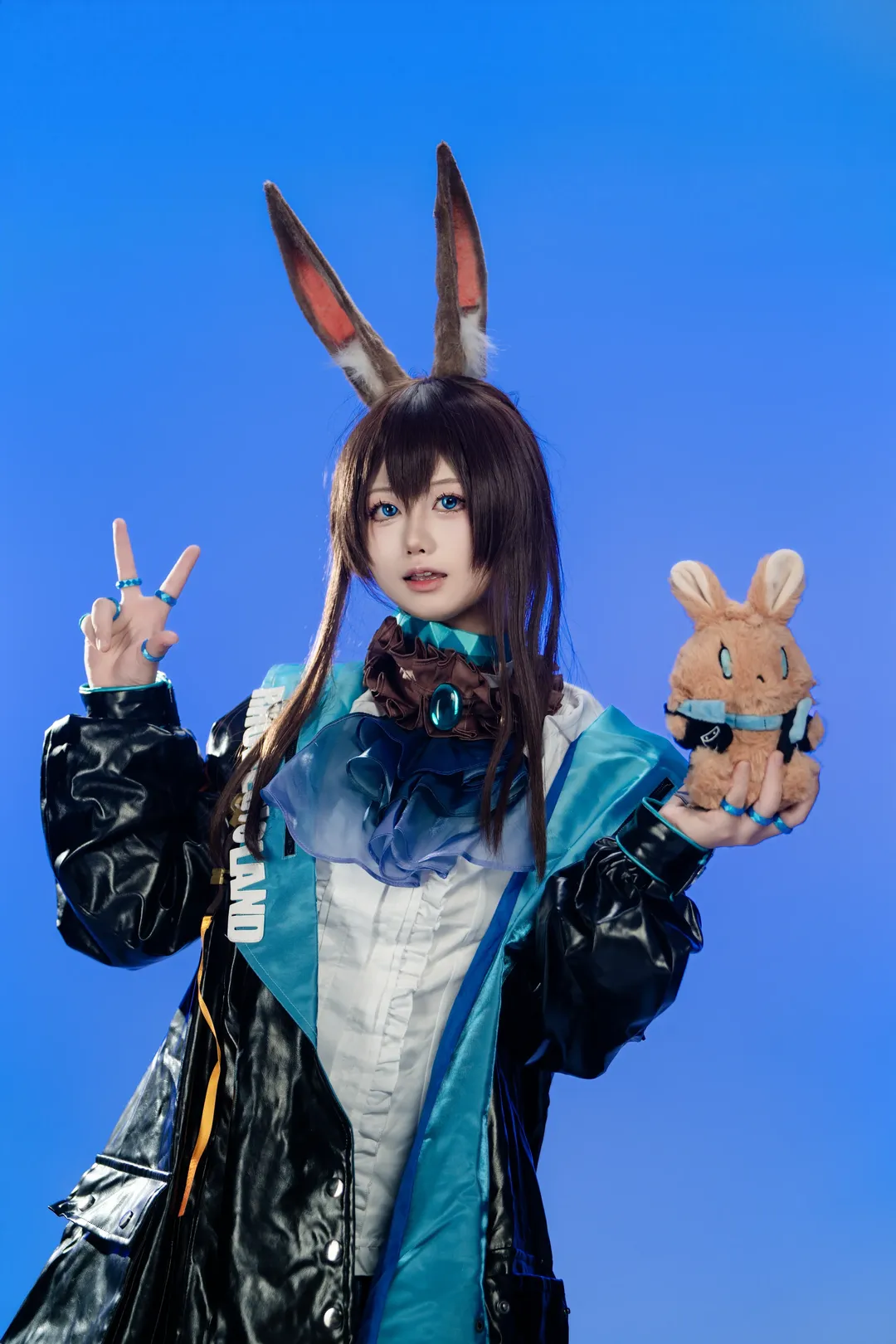 【阿米娅cos】明日方舟 纯蓝背景下的元气兔兔