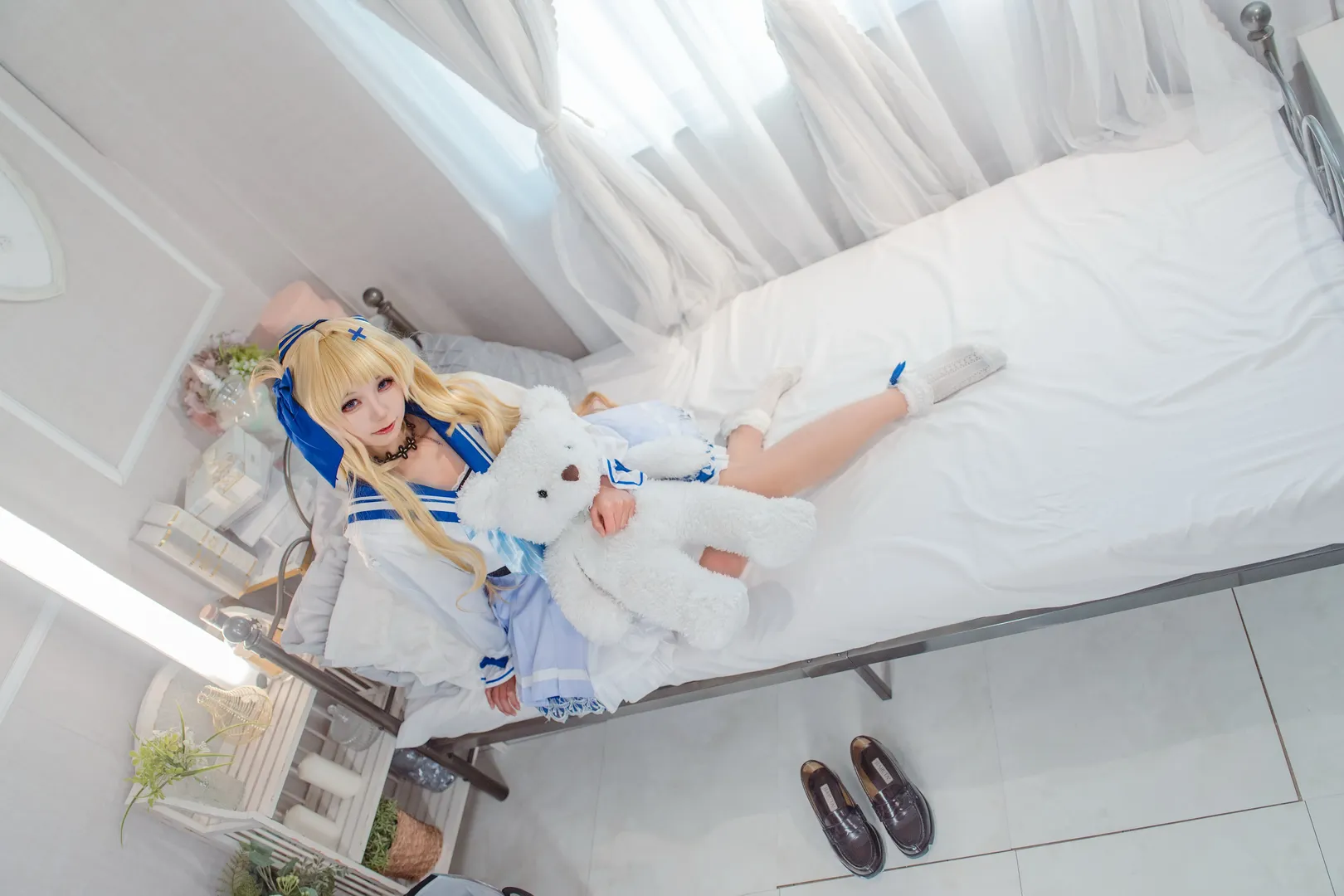 【フィービー コスプレ】『鳴潮』の青と白のセーラー服、モフモフな白熊の相棒 - 1 枚目