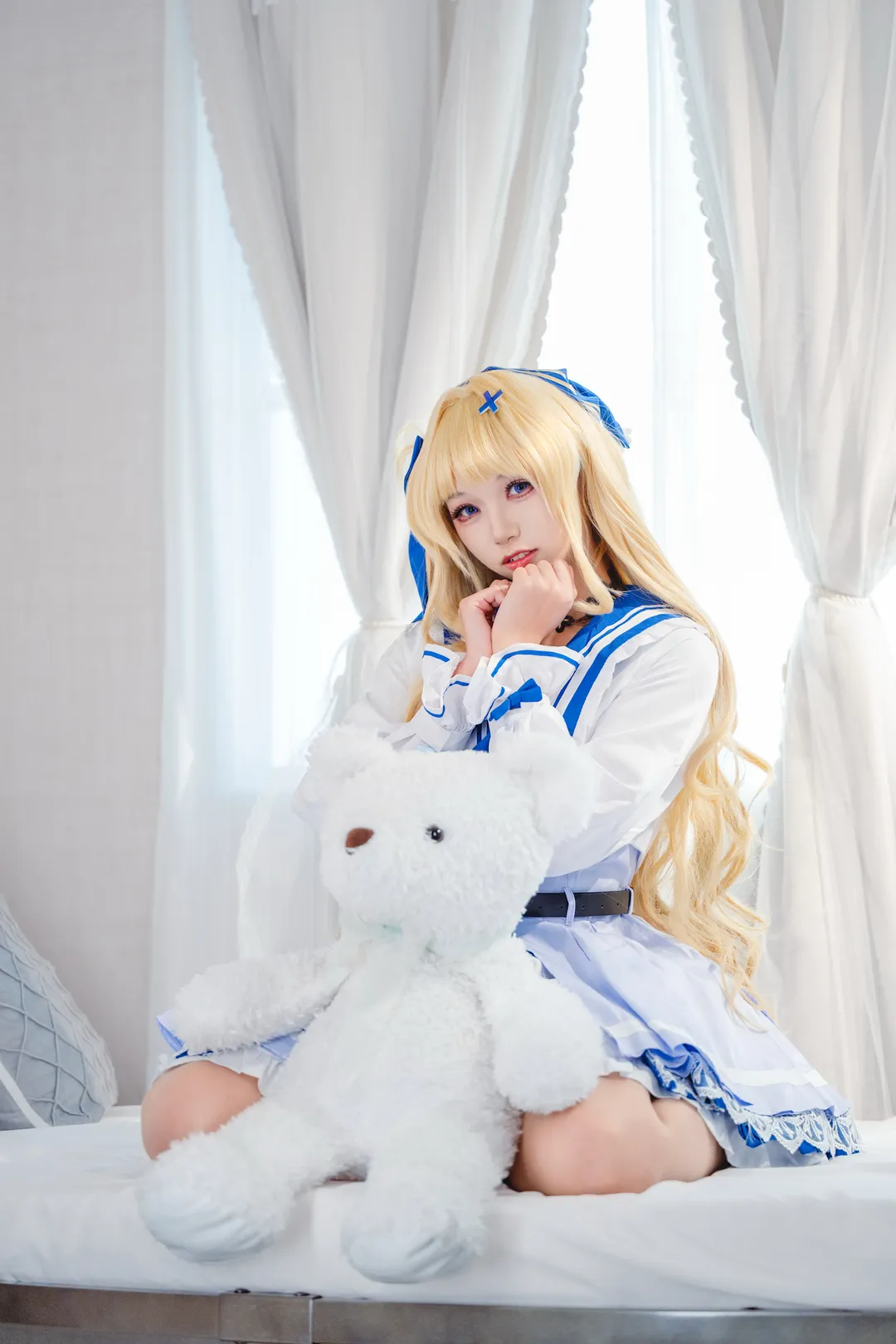 【菲比cos】鸣潮里的蓝白水手服，毛绒绒的白熊搭档