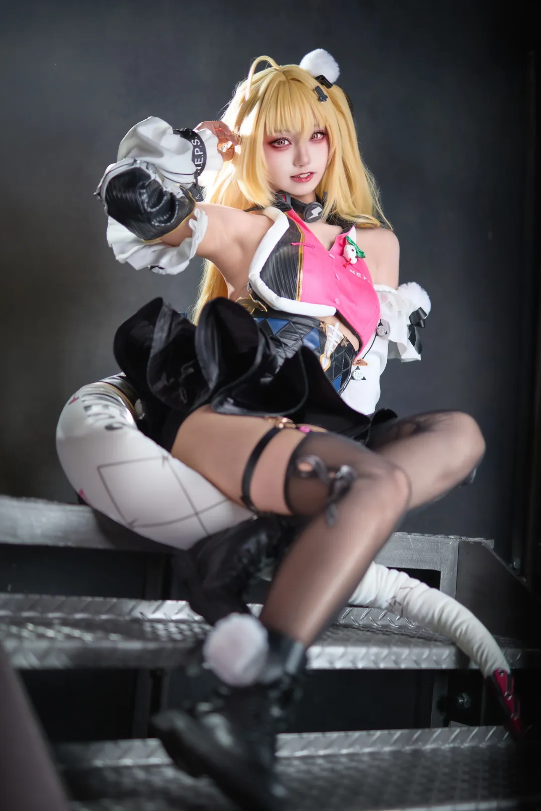 【希希芙cos】绝区零工业风楼梯上的视觉冲击 - 第 1 张