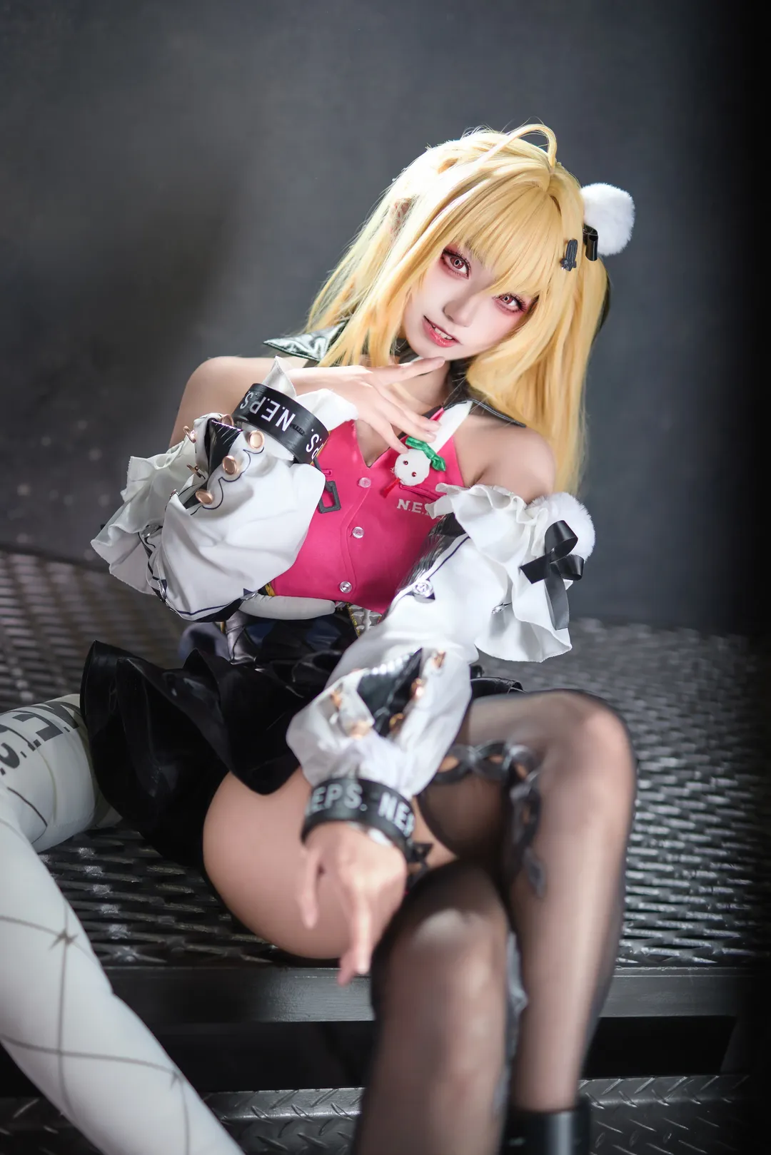 【希希芙cos】绝区零工业风楼梯上的视觉冲击