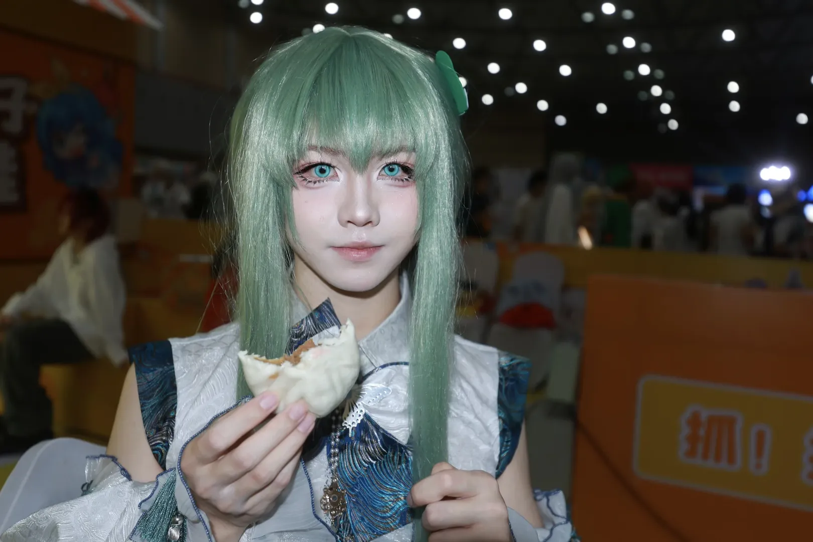 【东风谷早苗cos】漫展吃包子，感受东方project的乐趣