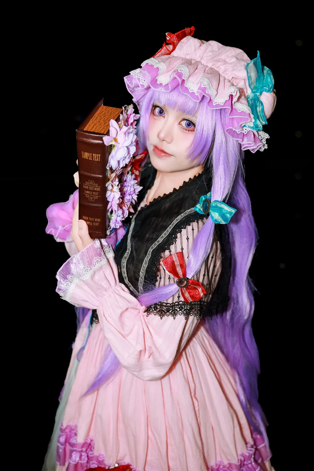 东方Project帕秋莉cos，手持魔导书的古典魔女