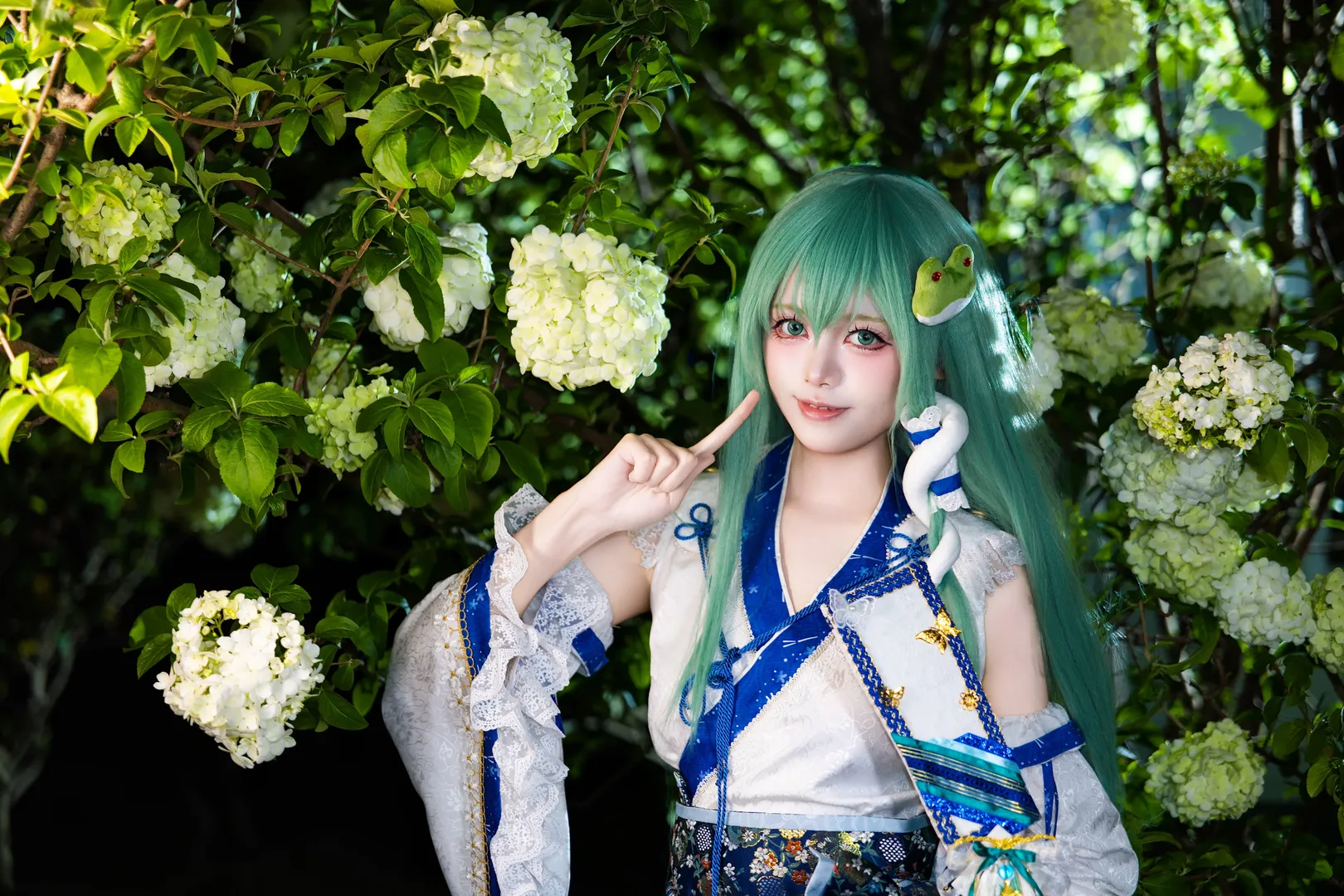 【東風谷早苗 コスプレ】東方Projectの夏の青空とアジサイの群生 - 3 枚目