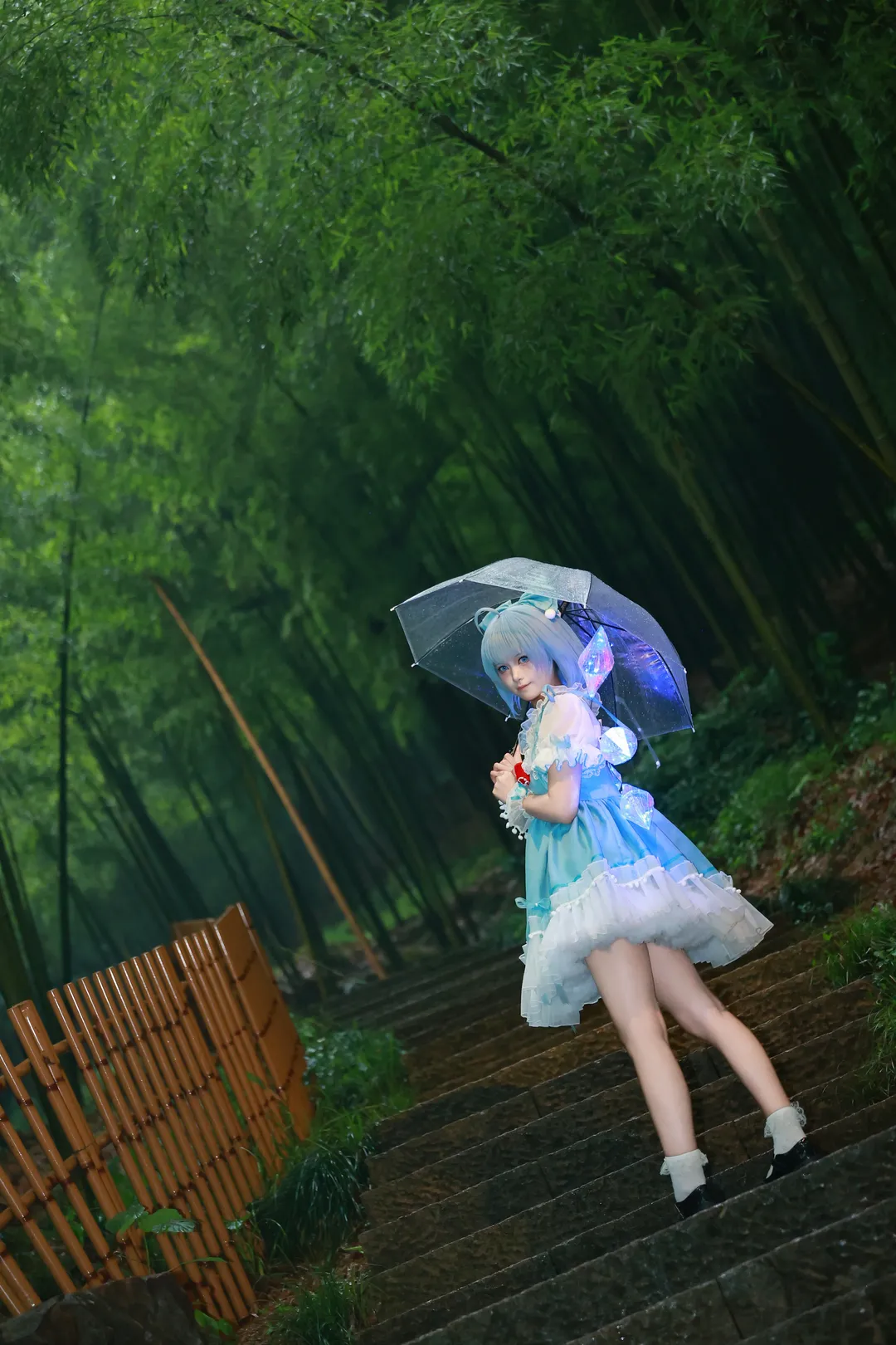 【琪露诺cos】东方Project里的冰之妖精，雨后竹林中的一抹清凉蓝 - 第 1 张