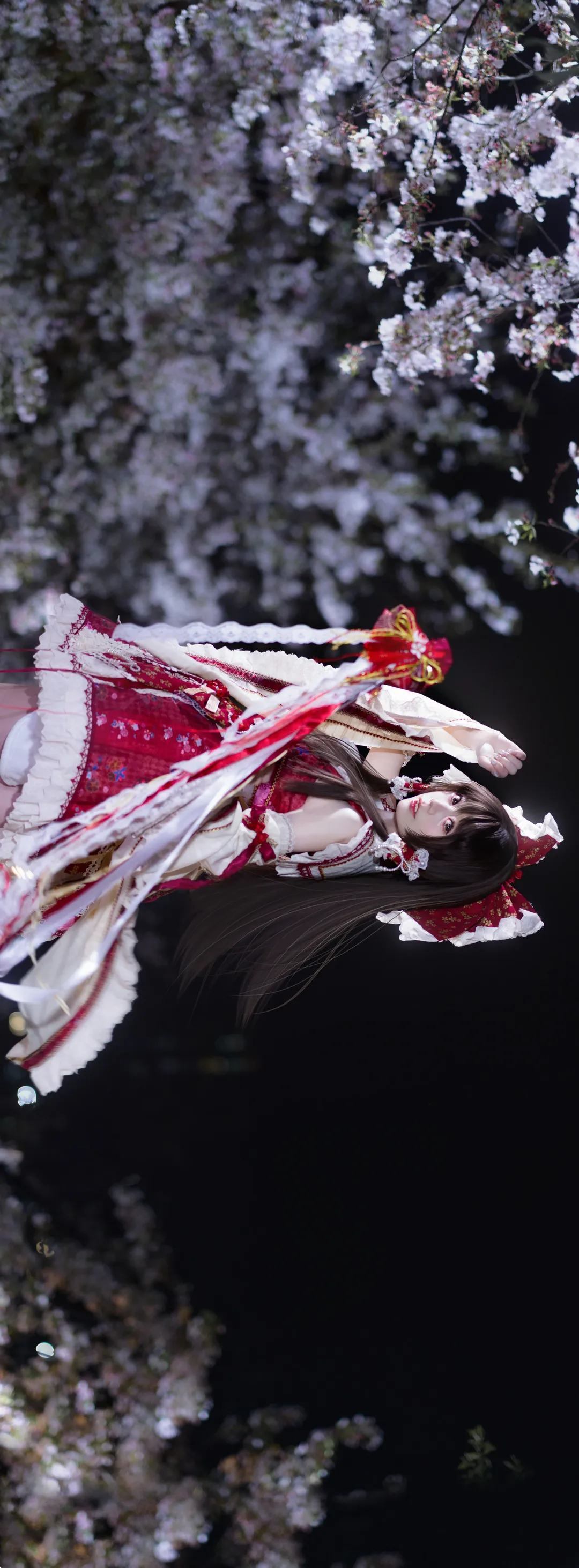 【博麗靈夢cos】夜櫻下的紅白巫女，定格靈動瞬間 - 第 2 張