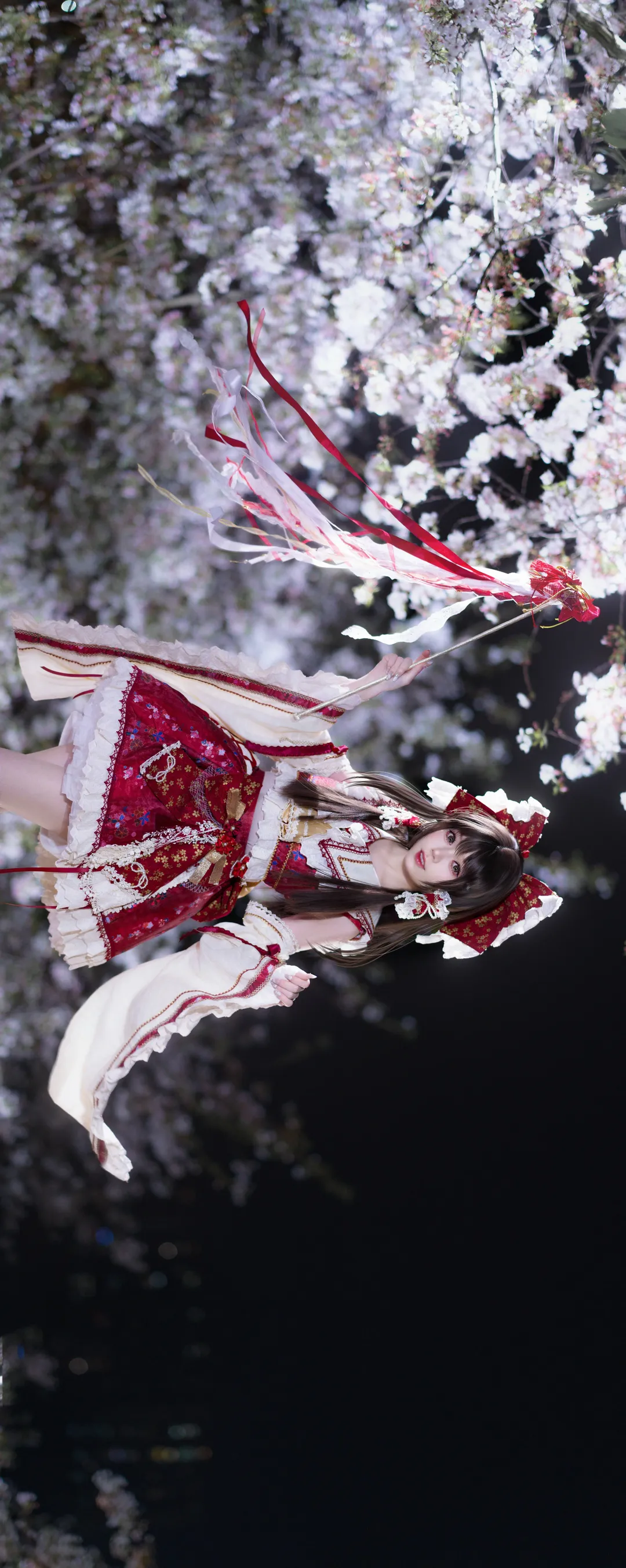 【博麗靈夢cos】夜櫻下的紅白巫女，定格靈動瞬間 - 第 3 張