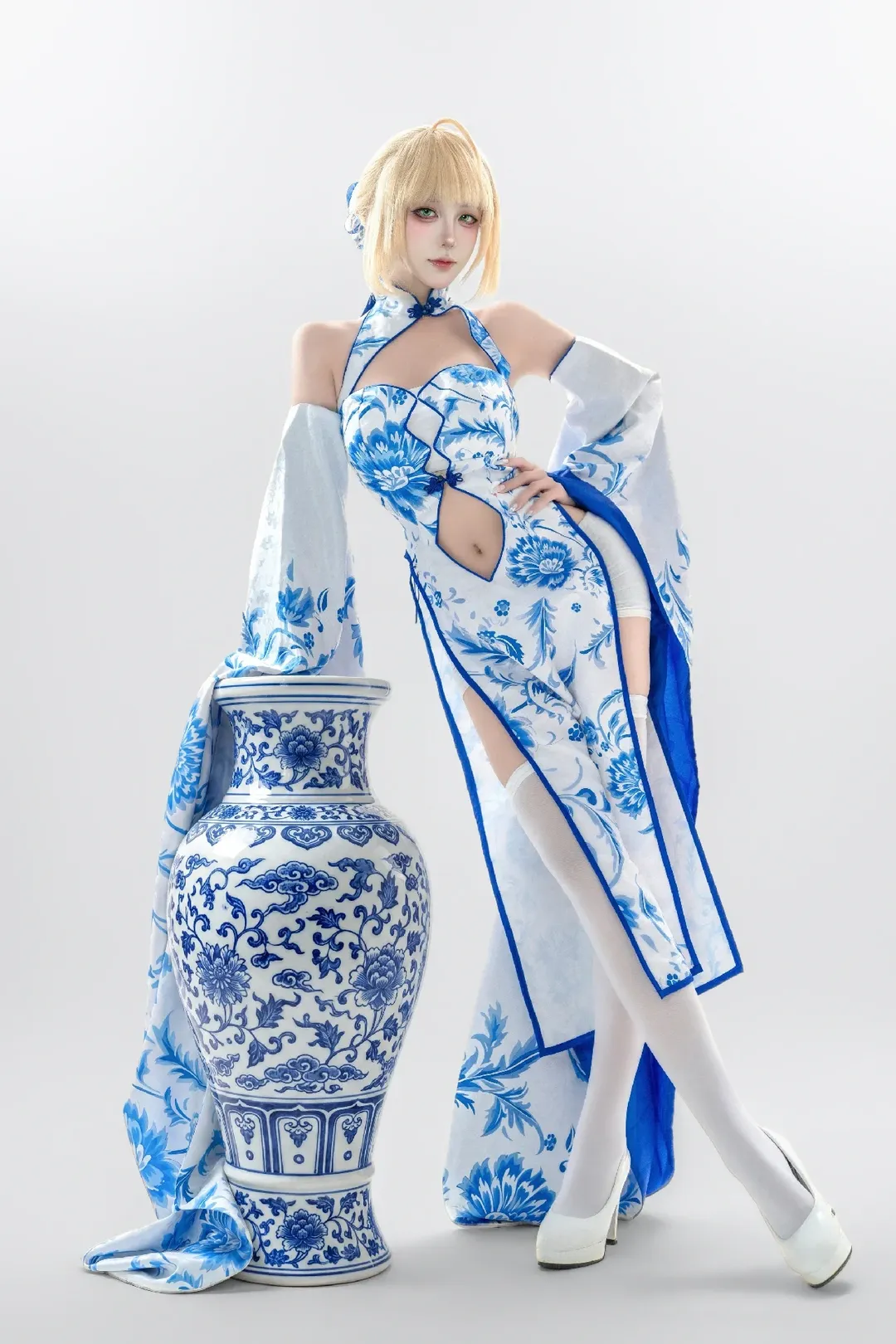 【阿爾託莉雅cos】白棚四燈下的青花瓷旗袍，展現東方韻味與現代二次元的結合 - 第 1 張