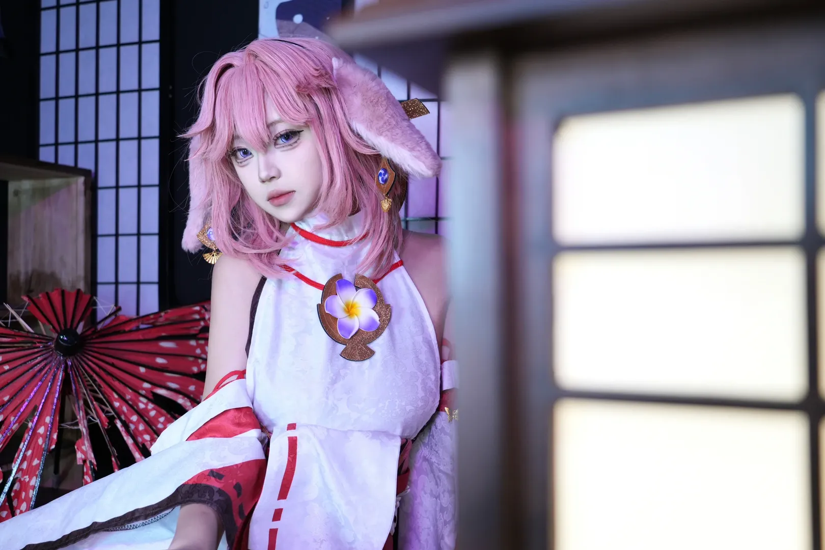 【八重神子cos】粉毛狐耳与红白和服，再现屑狐狸本狐 - 第 3 张