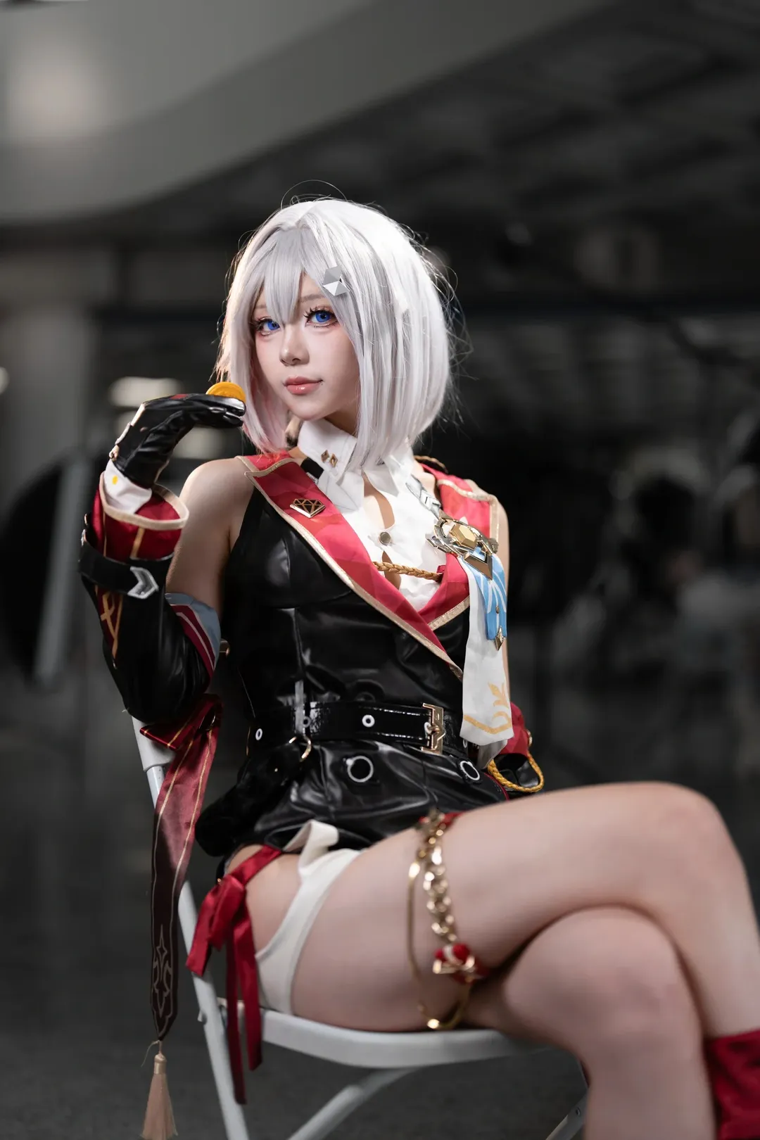 [Topaz cosplay] Honkai: Star Rail: Tactical-Vibe Convention Photos in Black, Red, Silver, and White - Image 2