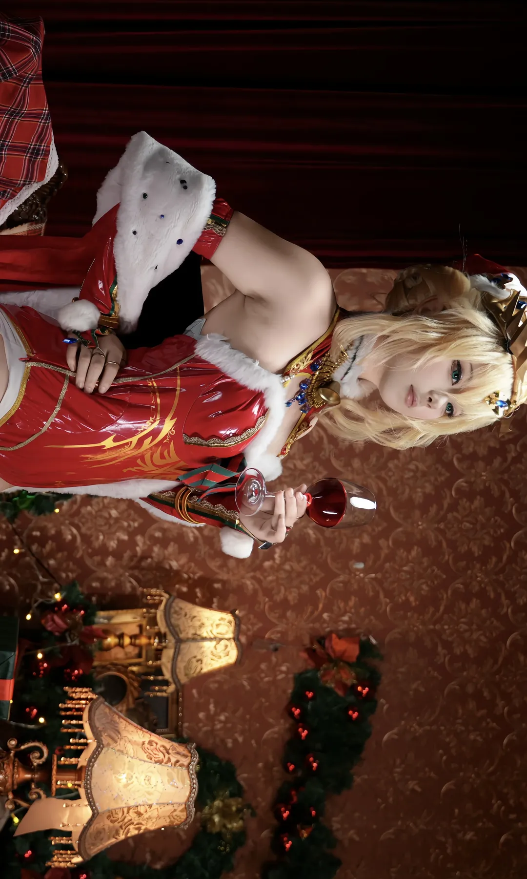 【アルトリア・ペンドラゴンコスプレ】『Fate/Grand Order』クリスマス・コスプレ特輯・赤ドレス - 2 枚目