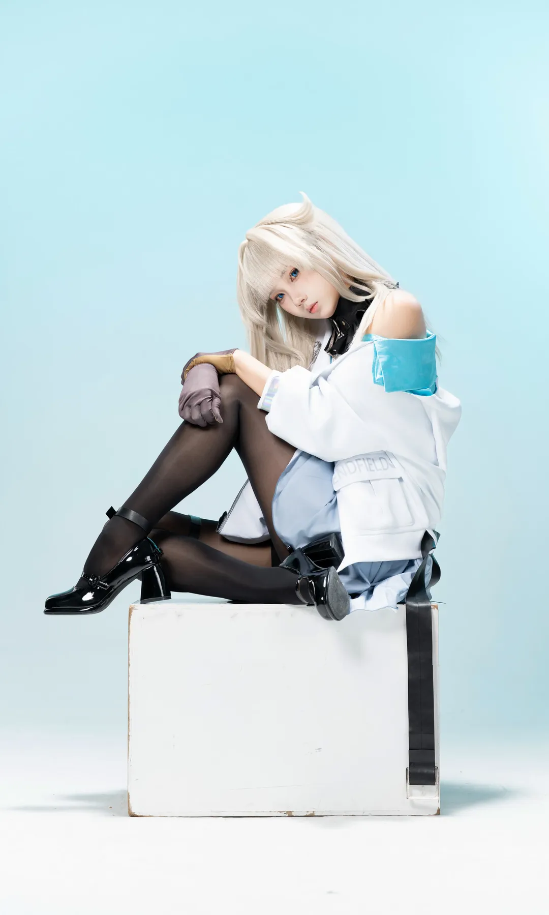 【Perlica cosplay】Arknights: Endfield: Pose Reference Under a Light Blue Studio Setting - Image 1