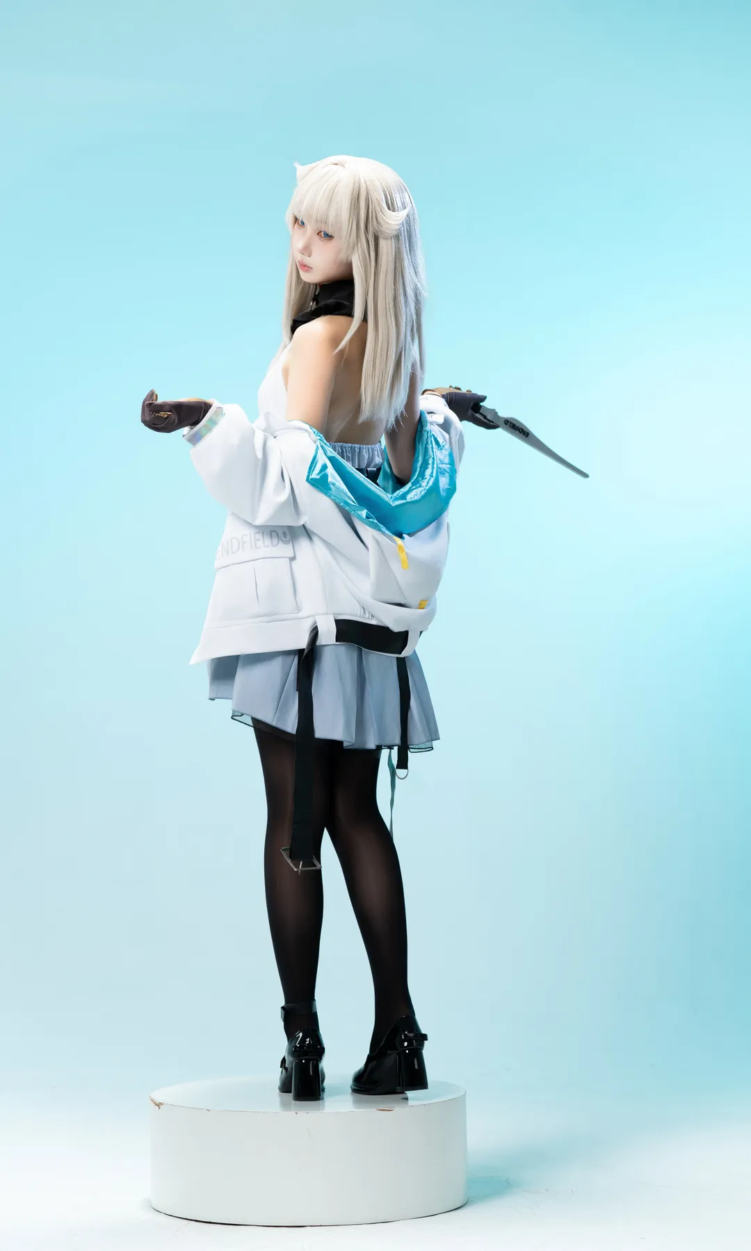 【Perlica cosplay】Arknights: Endfield: Pose Reference Under a Light Blue Studio Setting - Image 11