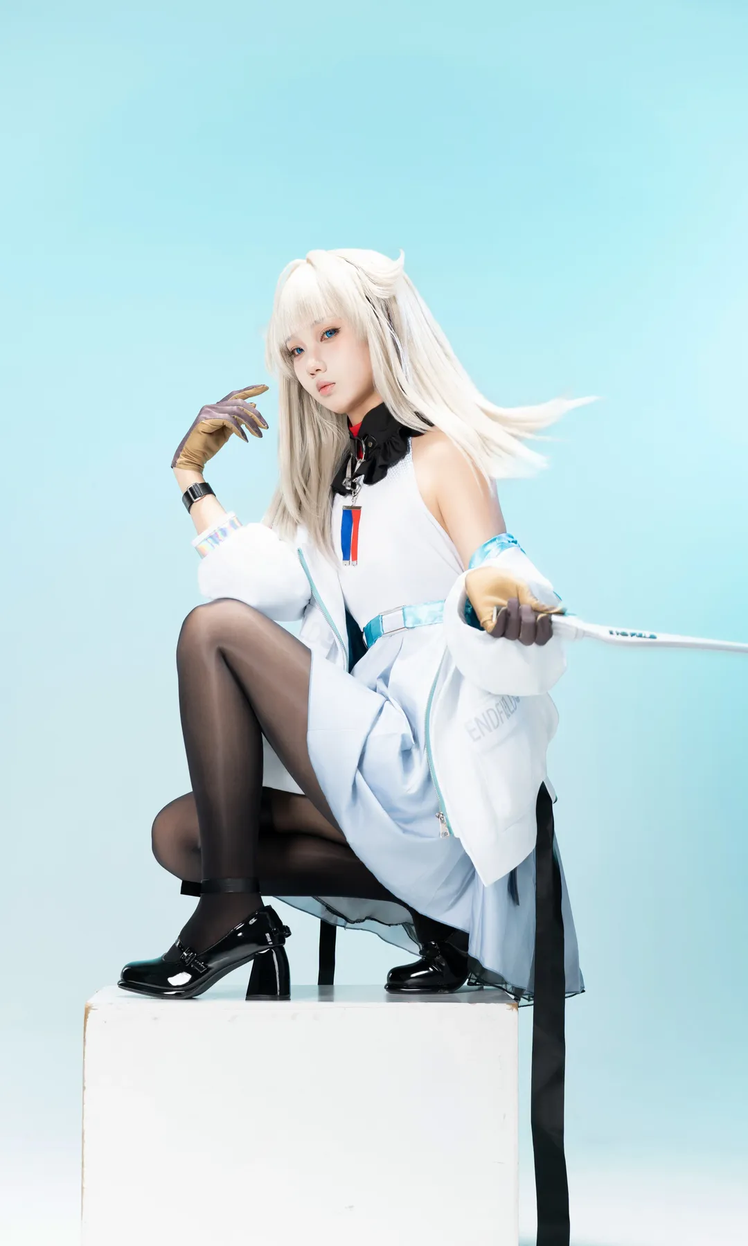 【Perlica cosplay】Arknights: Endfield: Pose Reference Under a Light Blue Studio Setting - Image 3