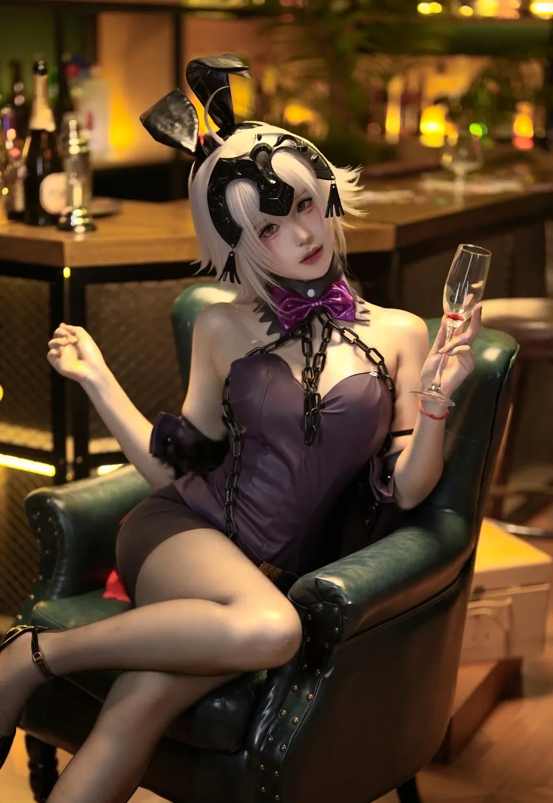 【ジャンヌ・ダルク（オルタ）コスプレ】Fate/Grand Order、ダーク系バニーガールコスプレのバー撮影スナップ - 2 枚目