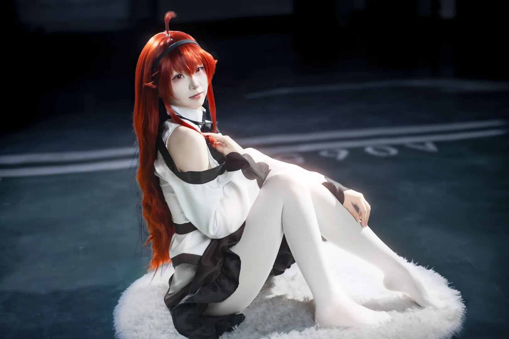 【艾莉丝cos】无职转生里的红发猫耳少女，暗黑车库逆光场照 - 第 2 张