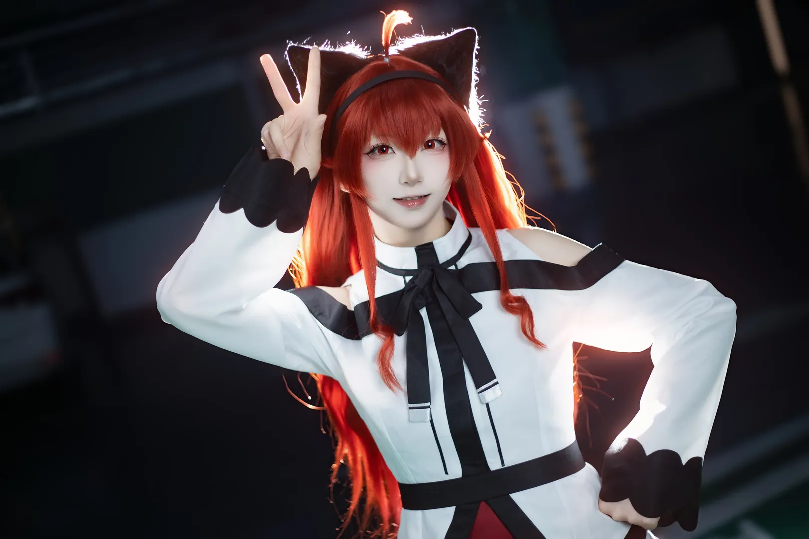 【艾莉丝cos】无职转生里的红发猫耳少女，暗黑车库逆光场照 - 第 3 张