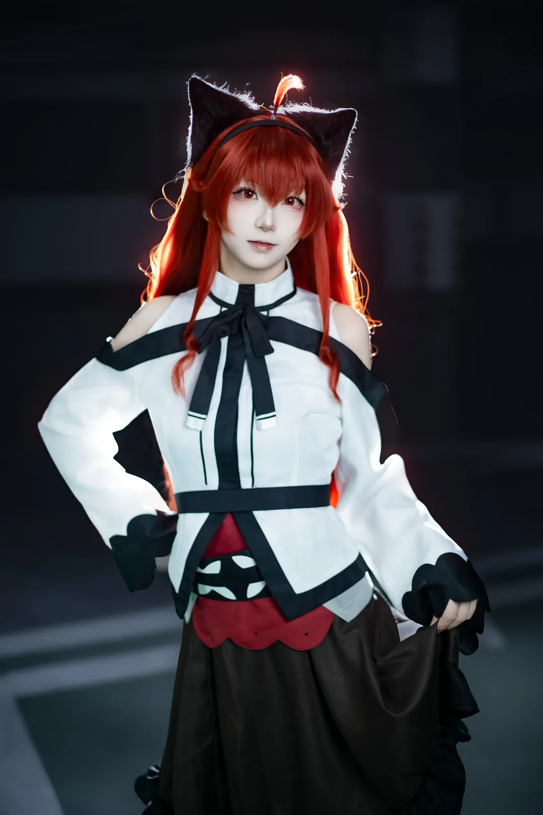 【艾莉丝cos】无职转生里的红发猫耳少女，暗黑车库逆光场照 - 第 6 张