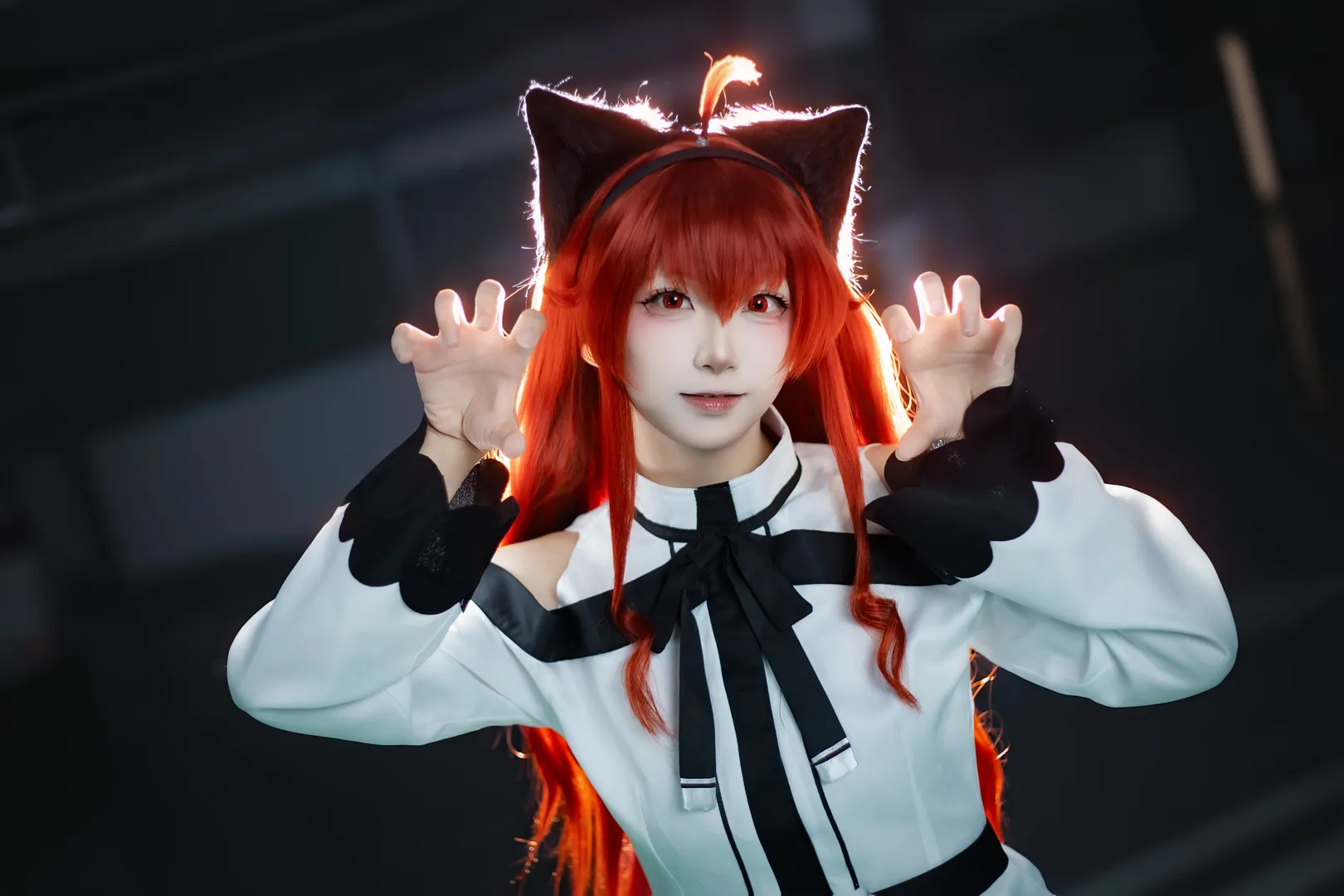 【艾莉丝cos】无职转生里的红发猫耳少女，暗黑车库逆光场照 - 第 7 张