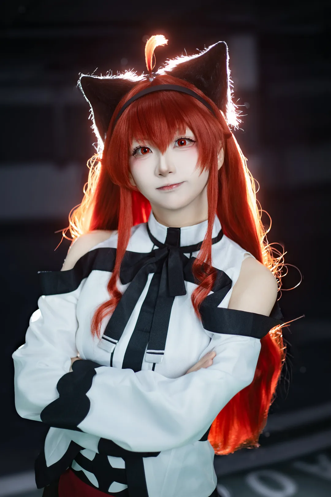 【艾莉丝cos】无职转生里的红发猫耳少女，暗黑车库逆光场照 - 第 8 张