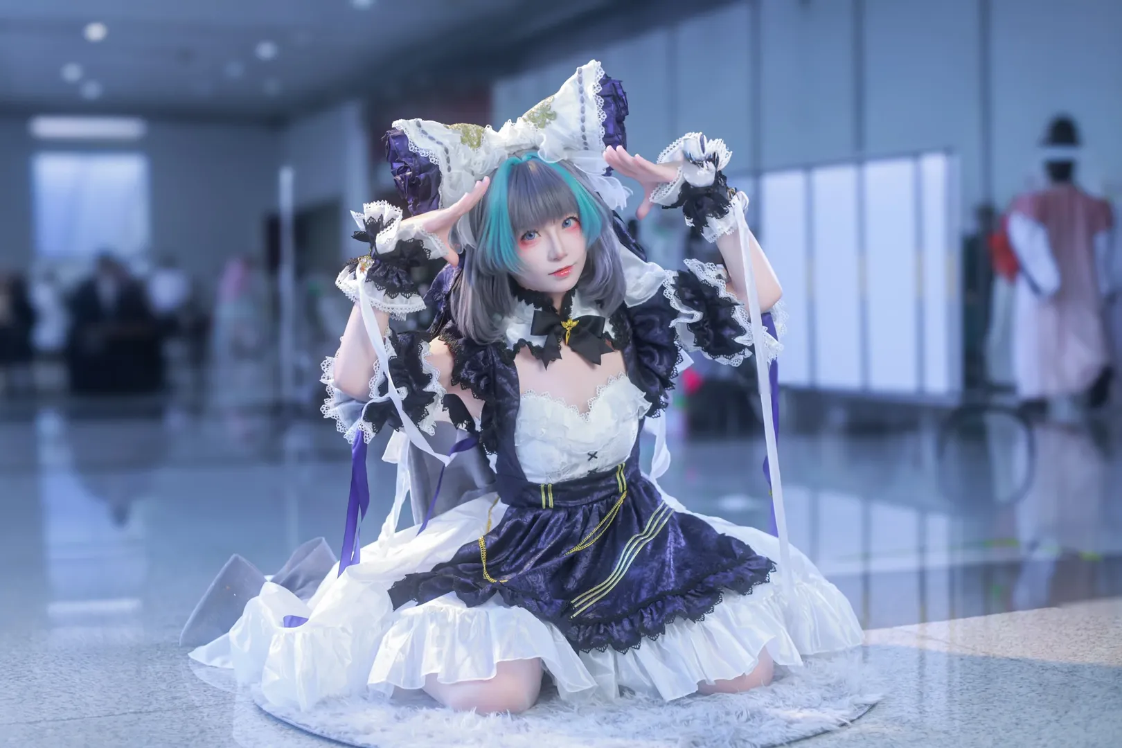 【アズールレーン チェシャー コスプレ】黒と白のフリルドレス、ロリータスタイルのイベント写真をシェア - 5 枚目