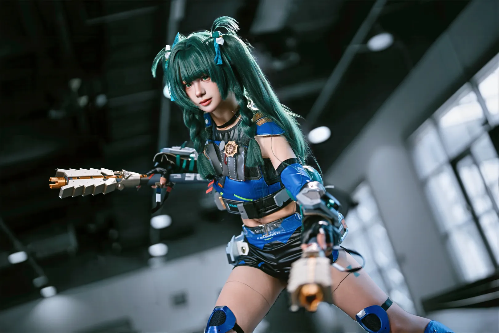 【青衣cos】绝区零的蓝绿战甲，三节棍与战术武装 - 第 3 张