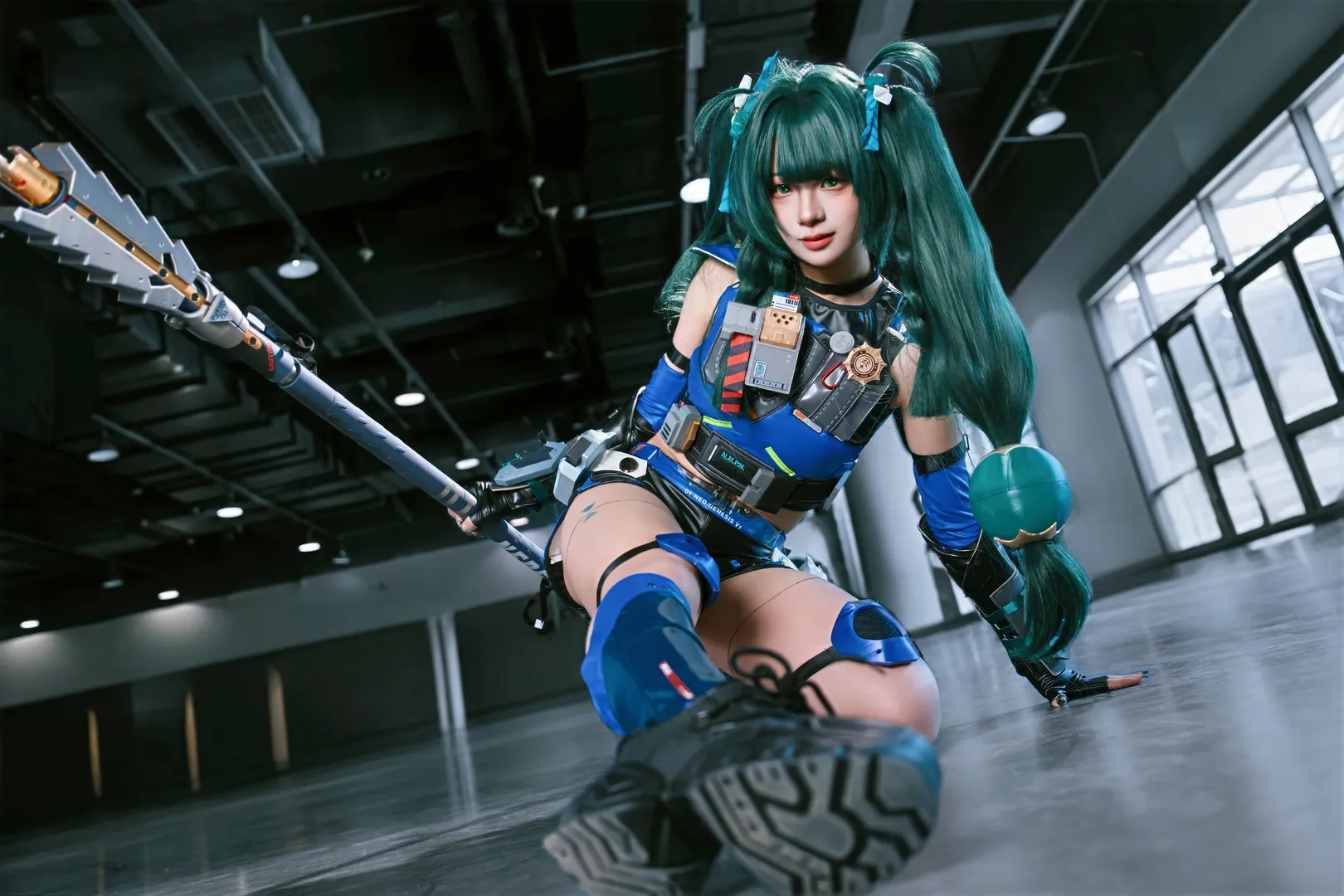 【青衣cos】绝区零的蓝绿战甲，三节棍与战术武装 - 第 4 张