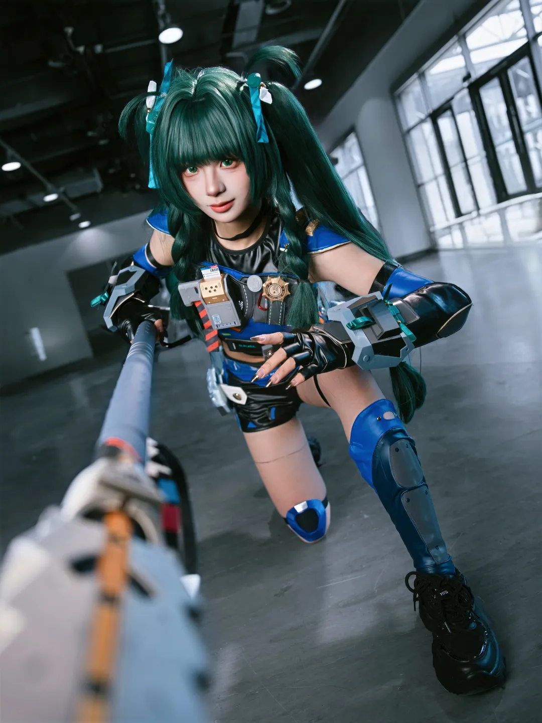 【青衣cos】绝区零的蓝绿战甲，三节棍与战术武装 - 第 5 张