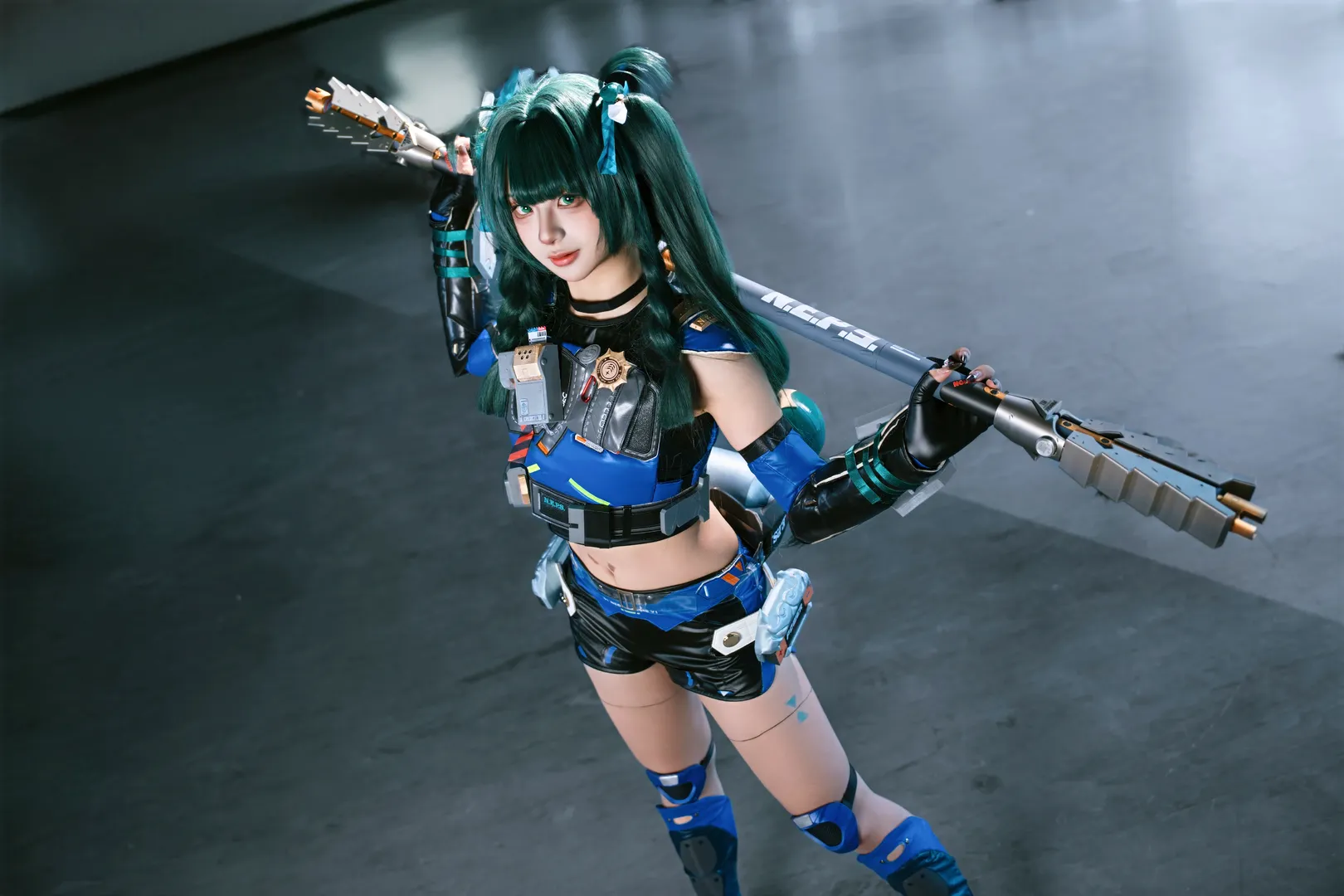 【青衣cos】绝区零的蓝绿战甲，三节棍与战术武装 - 第 7 张