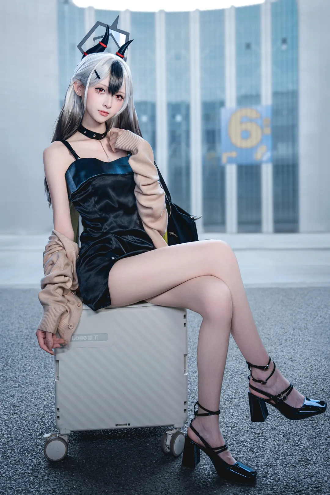 【鬼方佳代子cos】蔚蓝档案暗黑礼服，漫展场照中的成熟魅力 - 第 4 张