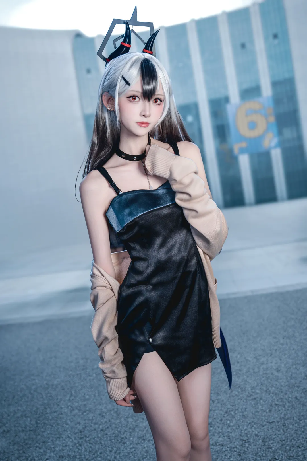 【鬼方佳代子cos】蔚蓝档案暗黑礼服，漫展场照中的成熟魅力 - 第 5 张