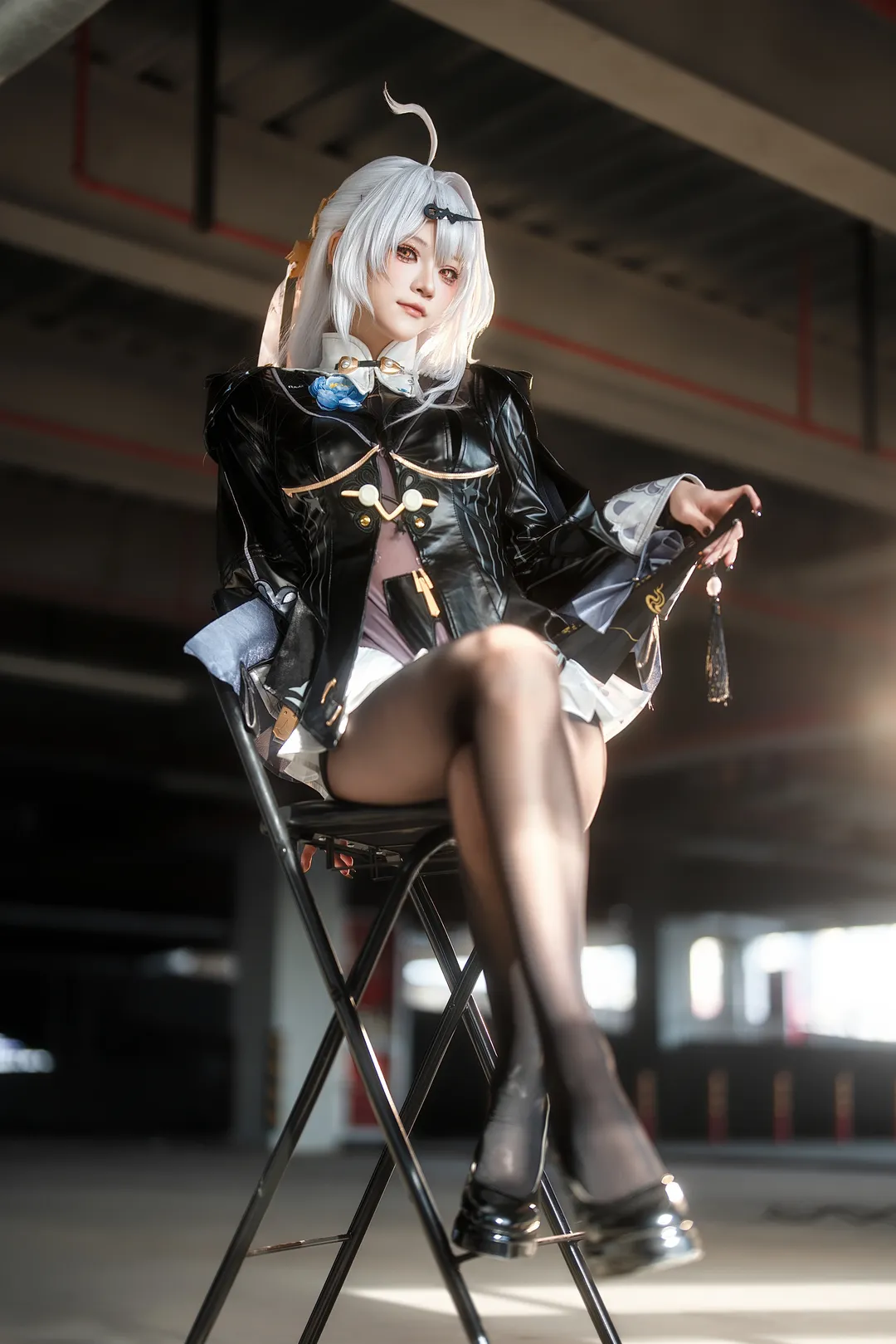 【儀玄 コスプレ】ゼンレスゾーンゼロの黒レザー指導員、インダストリアル風撮影現場でのスナップ - 2 枚目