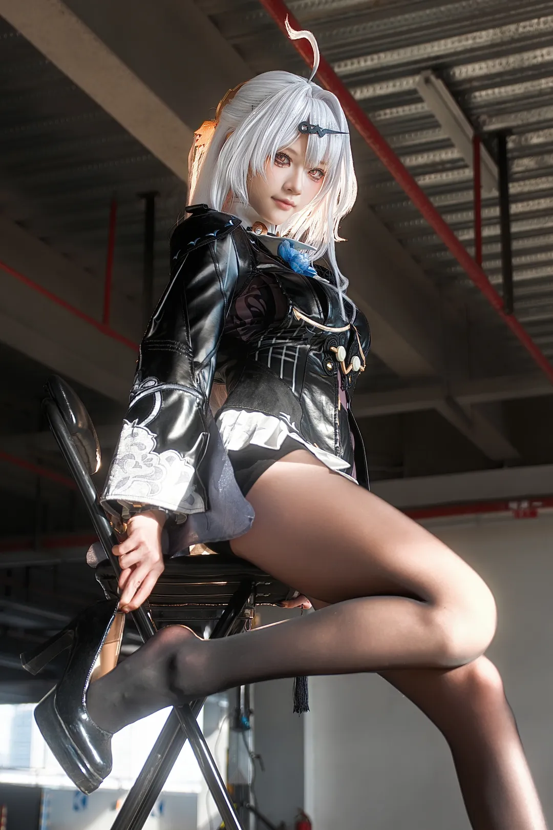 【儀玄 コスプレ】ゼンレスゾーンゼロの黒レザー指導員、インダストリアル風撮影現場でのスナップ - 3 枚目