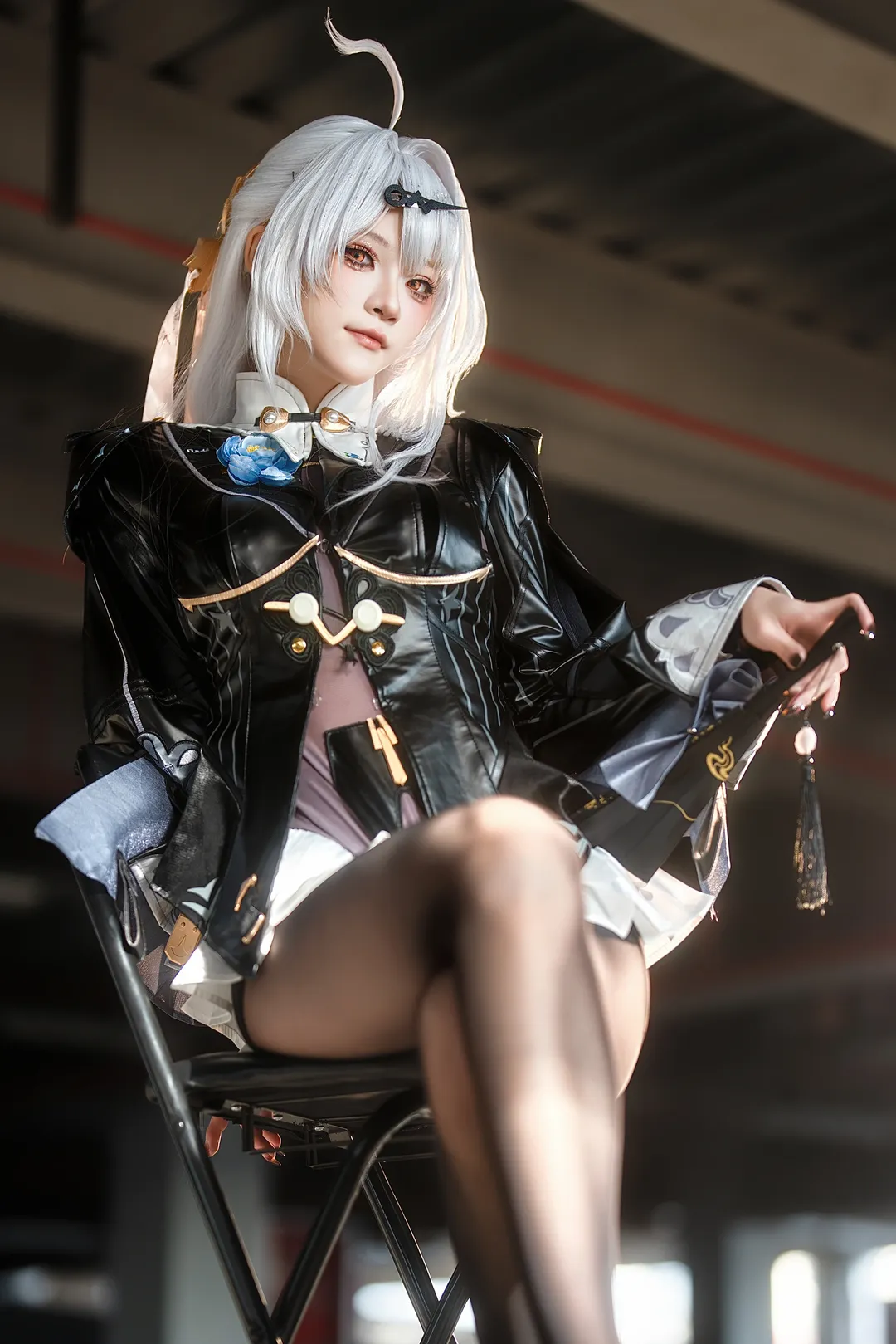 【儀玄 コスプレ】ゼンレスゾーンゼロの黒レザー指導員、インダストリアル風撮影現場でのスナップ - 4 枚目