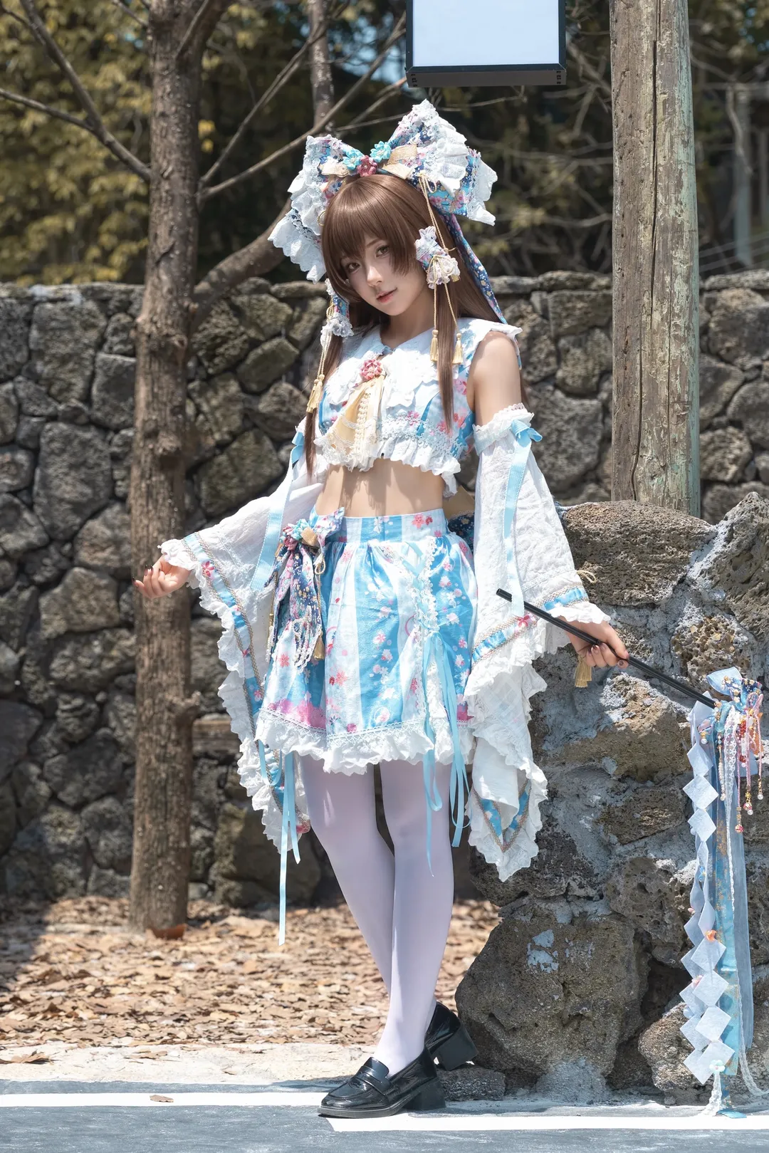 【灵梦cos】东方project的灵动魅力，白丝与蓝白蕾丝的户外演绎