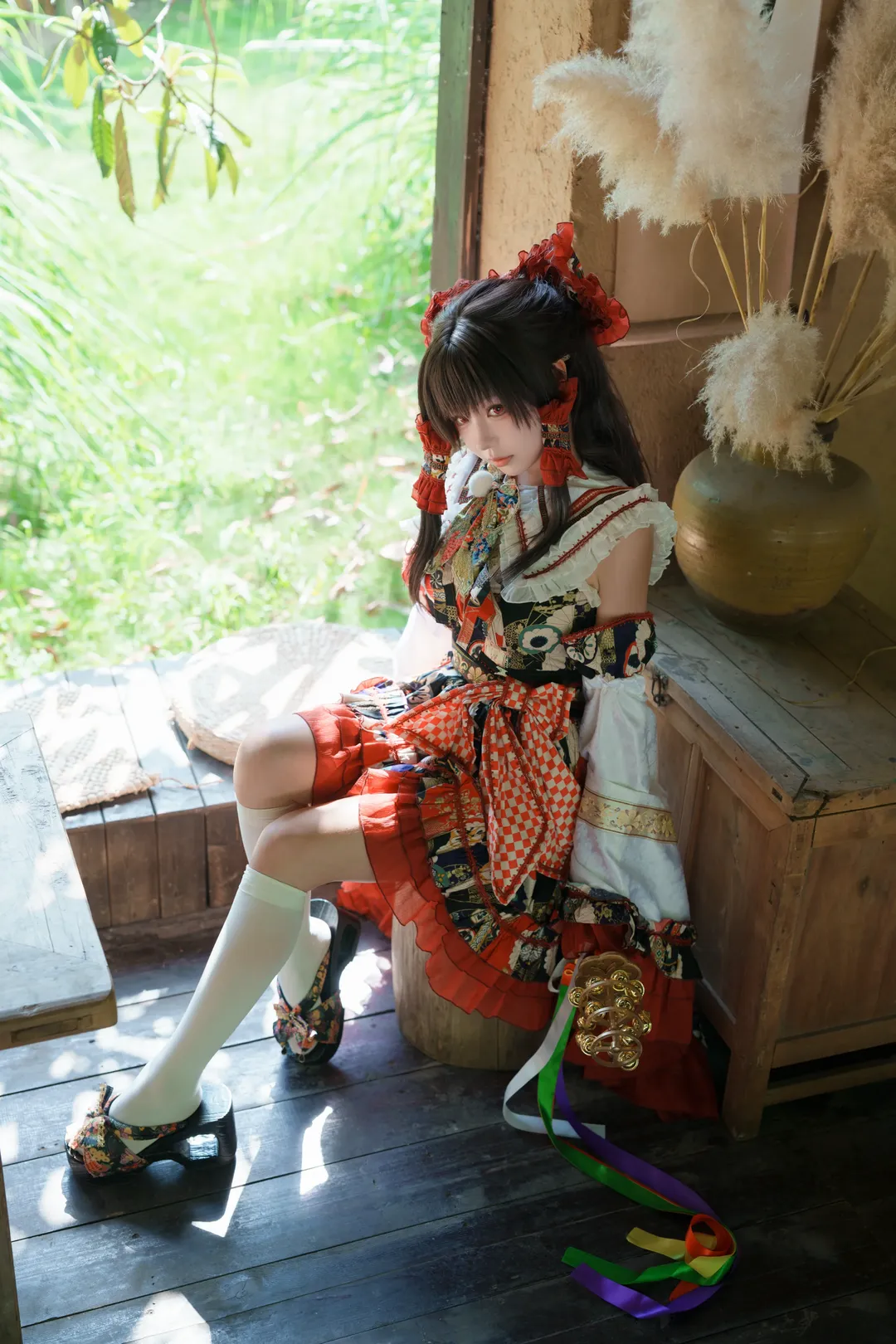 【博丽灵梦cos】东方Project的红白巫女，老木屋光影下的完美再现 - 第 1 张