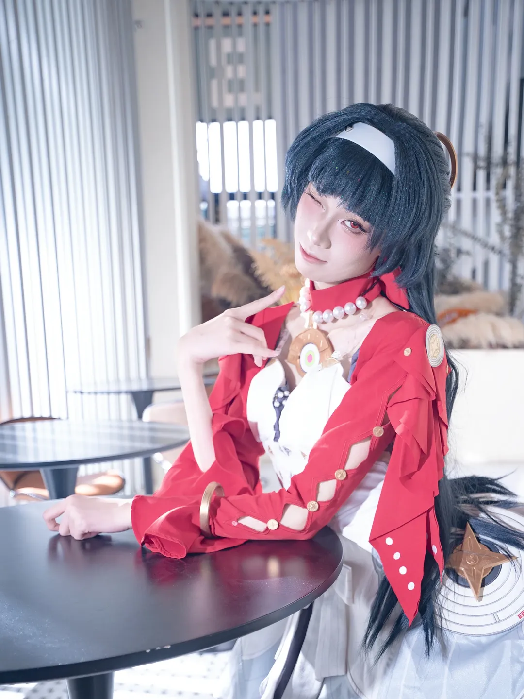 【Astra Yao cosplay】Red and White Outfit in Zenless Zone Zero: Lazy Cafe Exterior Snapshots - Image 1