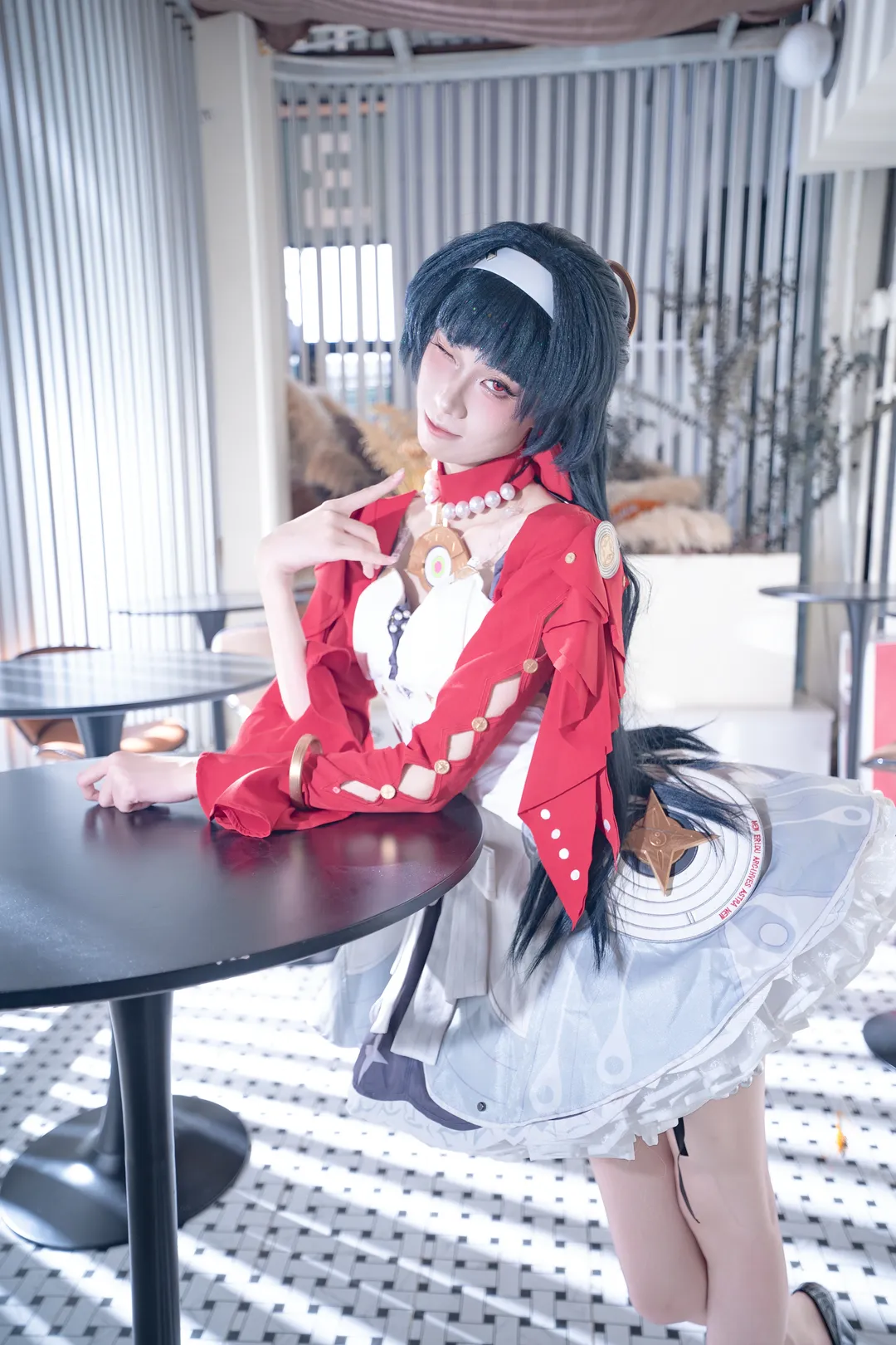 【耀嘉音cos】绝区零里的红白穿搭，慵懒咖啡馆抓拍记