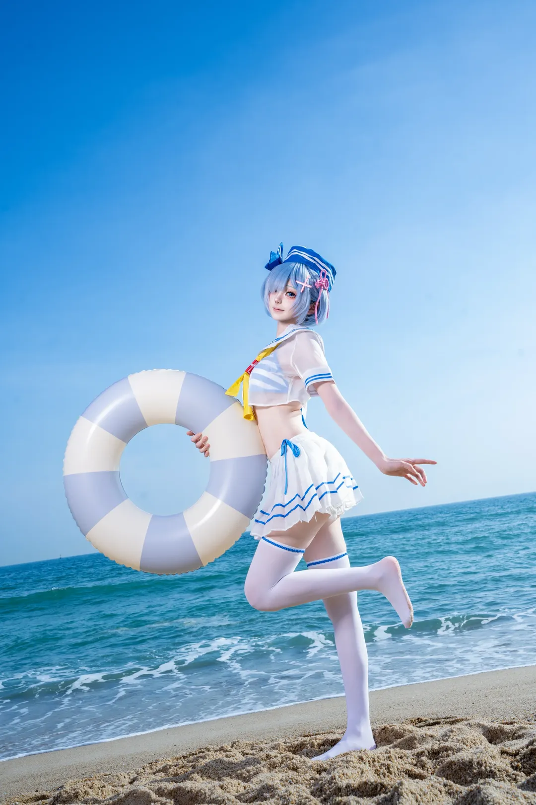 【蕾姆cos】夏日晴空下，海水与纯白水手服的清凉瞬间