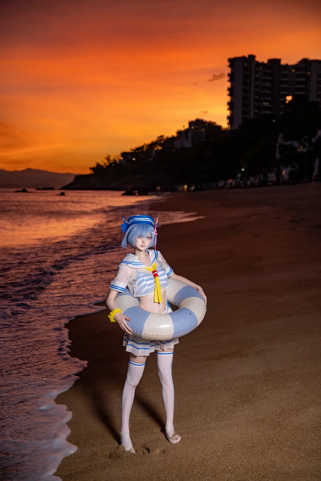 【レム コスプレ】夕暮れの夕焼け雲の下、海辺の散策 - 1 枚目