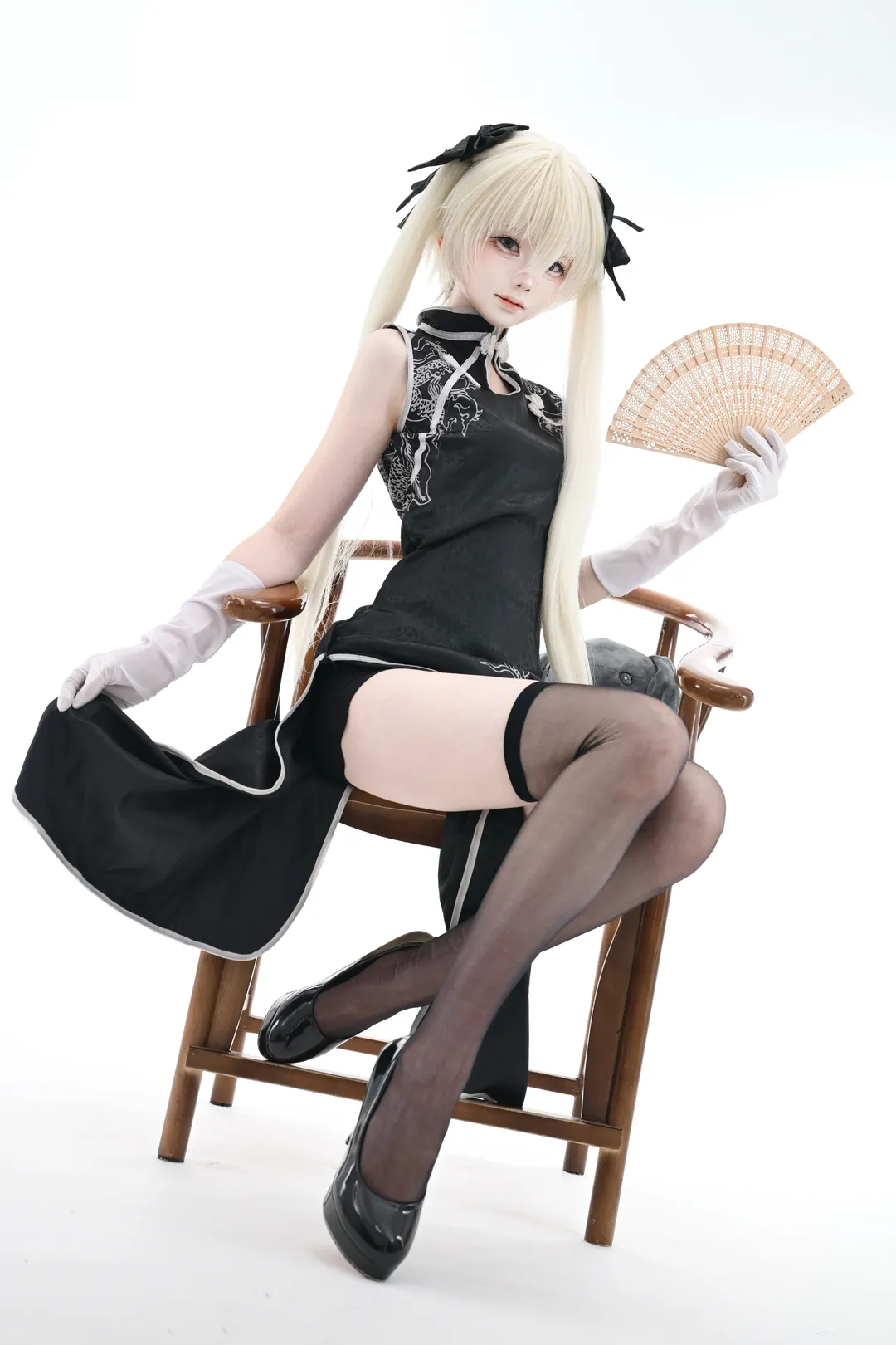 【春日野穹cos】改良旗袍与黑丝搭配，棚拍里的反差萌感