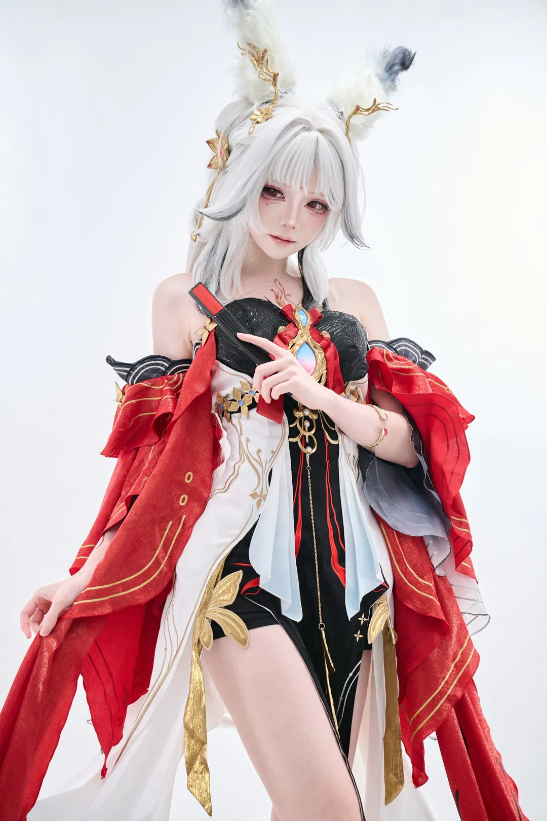 【心月狐cos】鸣潮角色扮装，聊聊这套红白配色的拍摄心得 - 第 1 张