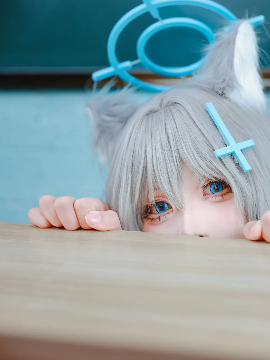 【砂狼白子cos】蔚蓝档案的晨光，趴在桌边看向你 - 第 1 张