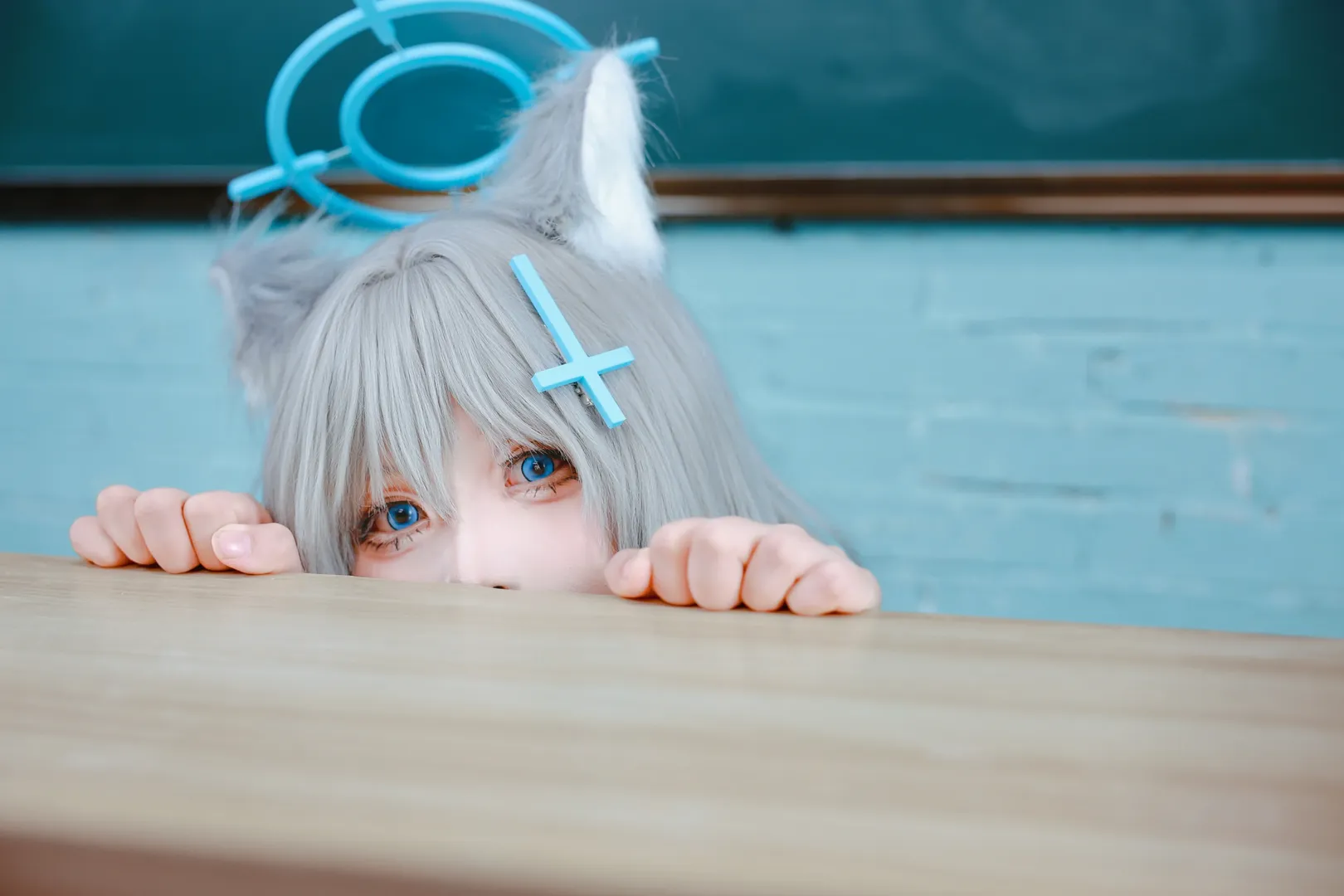 【砂狼白子cos】蔚蓝档案的晨光，趴在桌边看向你
