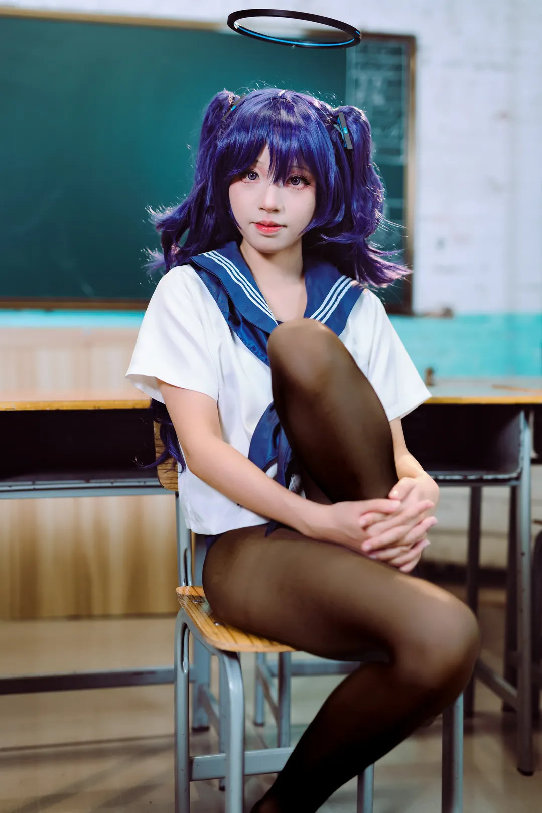 【早濑优香cos】蔚蓝档案千年科学学园的日常，黑丝与光环呈现完美校园风 - 第 1 张