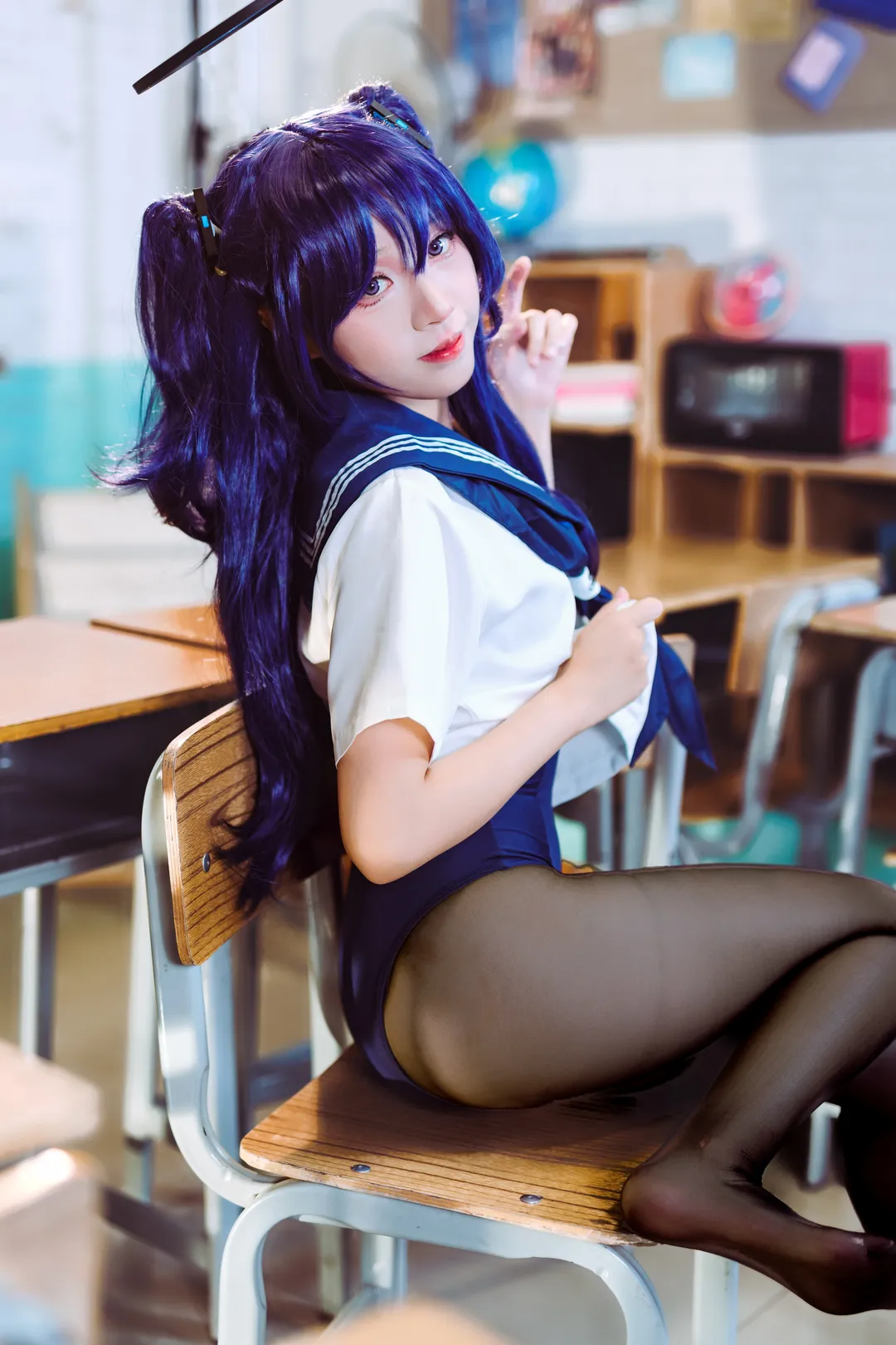 【早濑优香cos】蔚蓝档案千年科学学园的日常，黑丝与光环呈现完美校园风 - 第 2 张