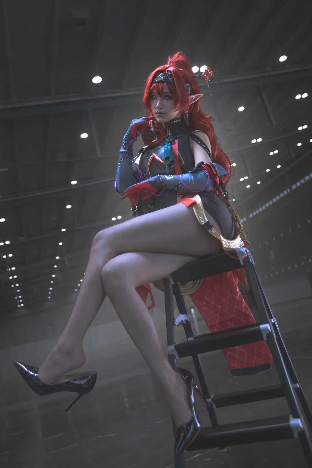 【吟霖 コスプレ】『鳴潮』の今州脚王、紫のエネルギー鞭撃のクールな瞬間 - 1 枚目