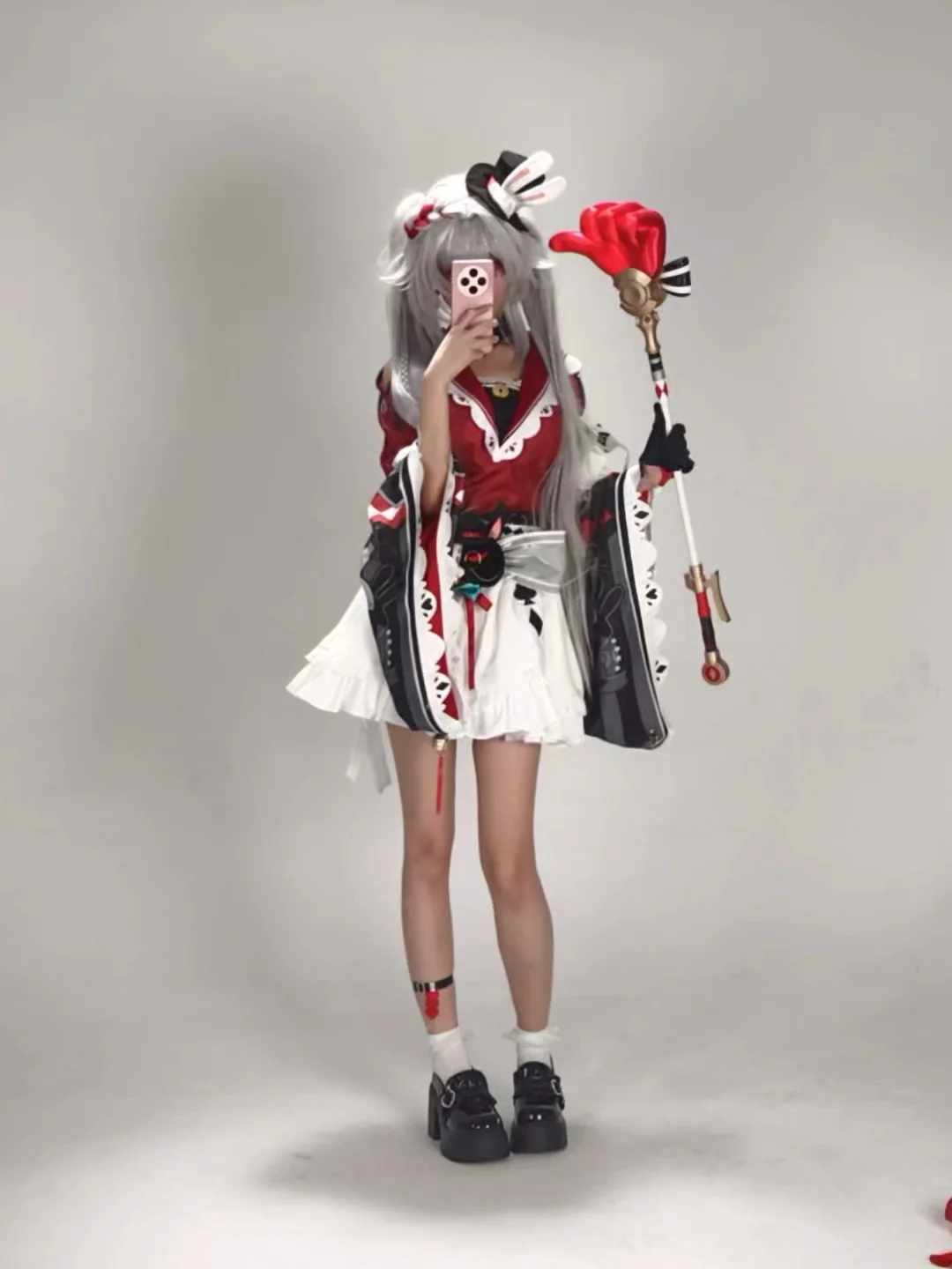 【花火 コスプレ】崩壊：スターレイル、赤白のコントラスト衣装による鏡越しの自撮りシェア - 1 枚目