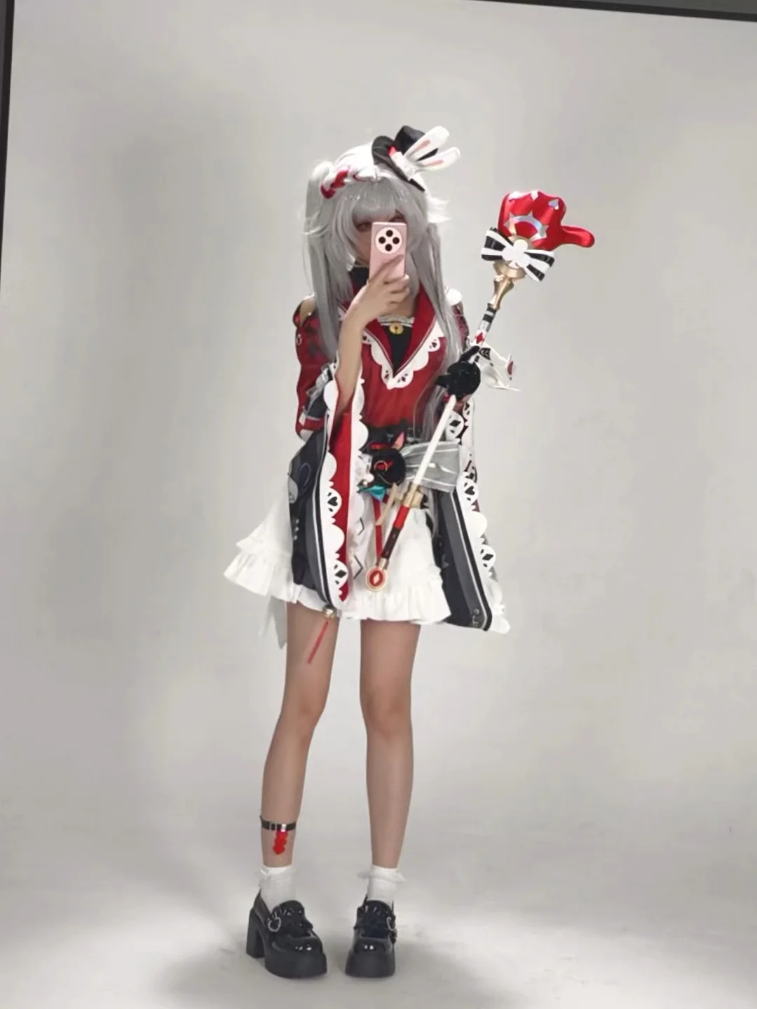 【花火 コスプレ】崩壊：スターレイル、赤白のコントラスト衣装による鏡越しの自撮りシェア - 4 枚目