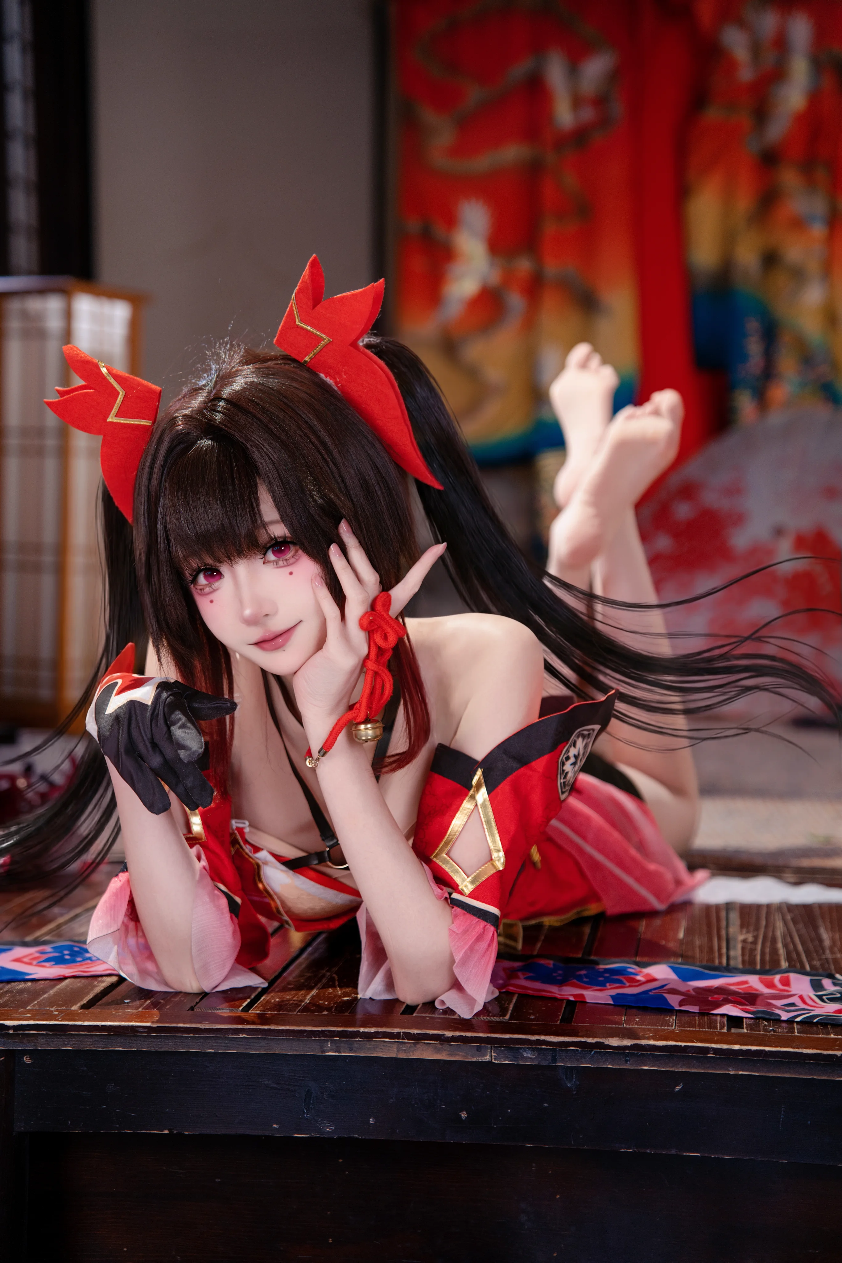 【花火cos】崩壞星穹鐵道的紅黑詭譎，定格於古風木榻的瞬間 - 第 1 張